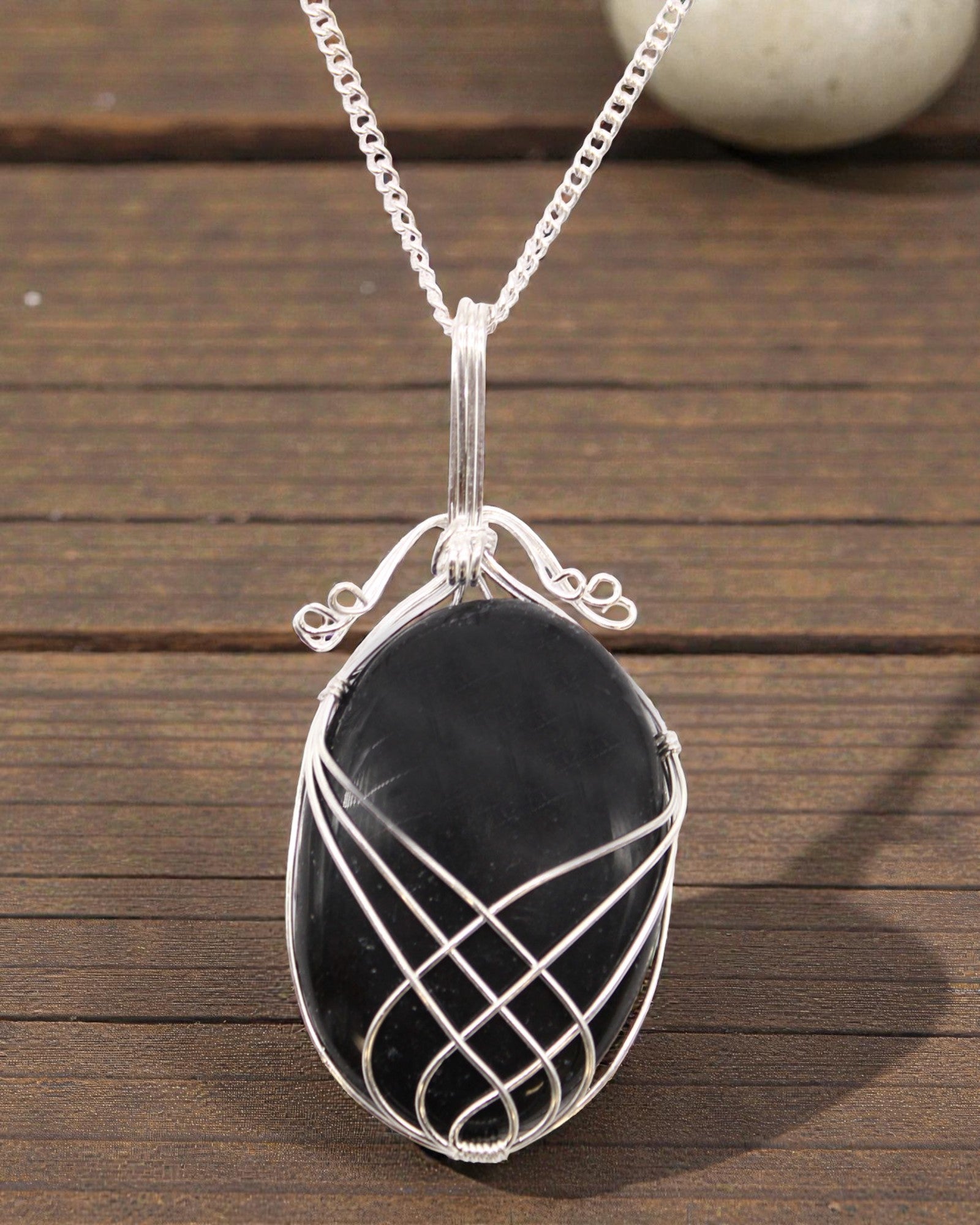 Zawijas Ochrony – Colar com Ónix Preto, Entrelaçado à Mão