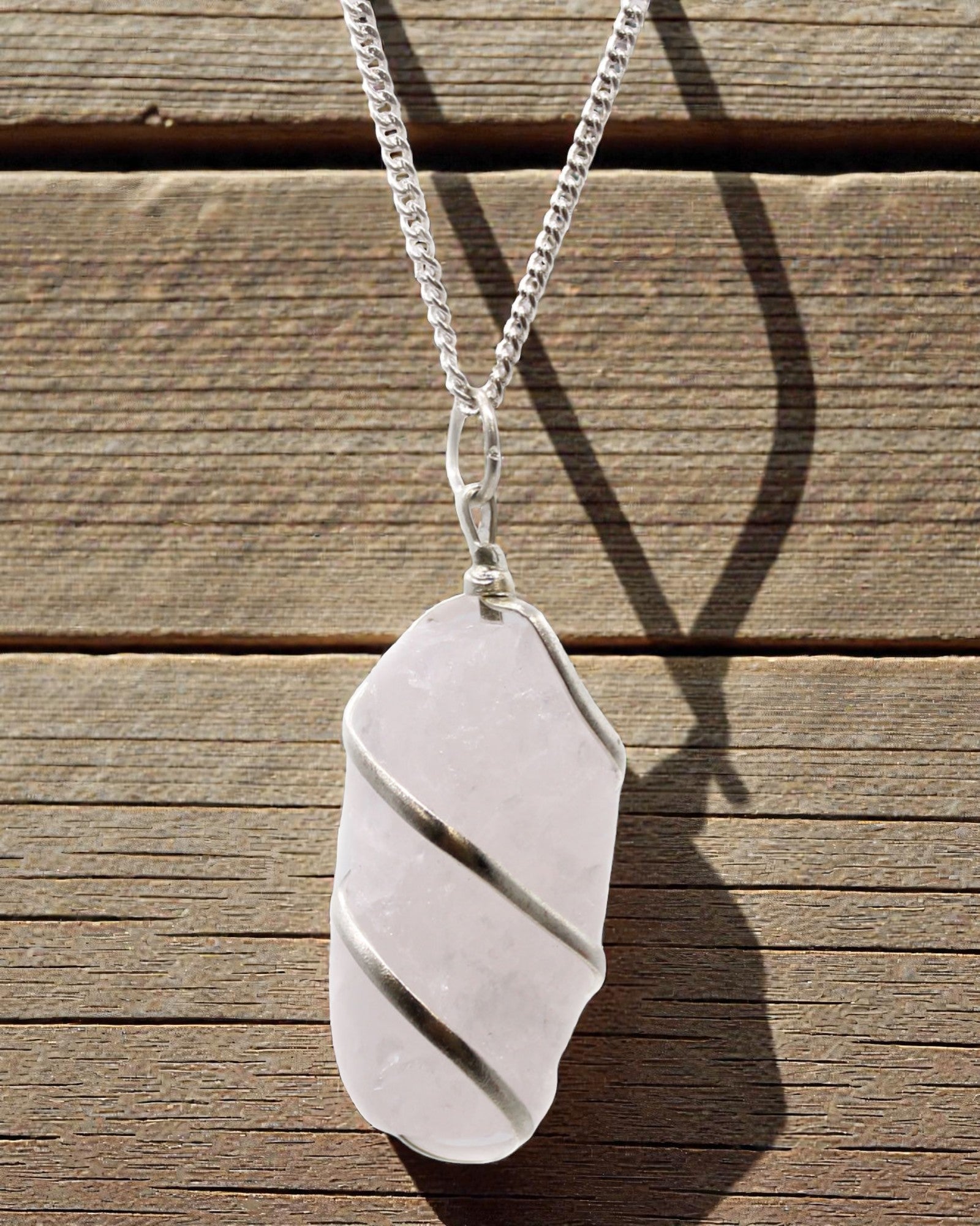 Harmonia Espiral – Colar com Quartzo Rosa em Bruto