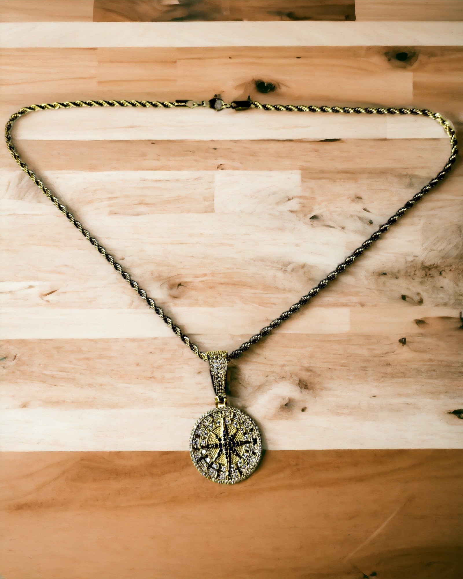 Colar com Pendente de Bússola em Estilo Glamour com Zircónias para Mulheres e Homens - 2 variantes à escolha, personalização com gravação para presente