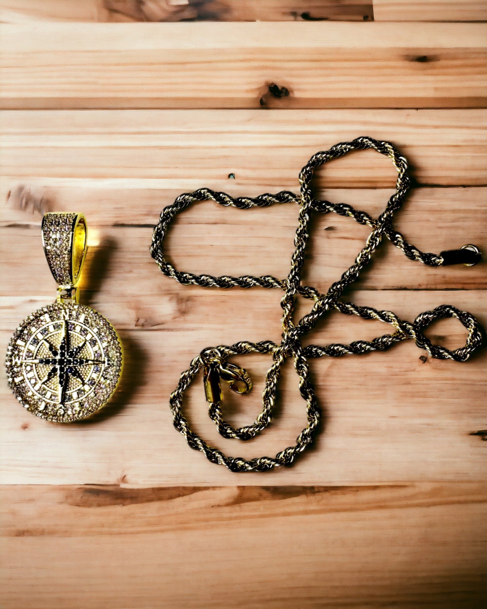 Colar com Pendente de Bússola em Estilo Glamour com Zircónias para Mulheres e Homens - 2 variantes à escolha, personalização com gravação para presente