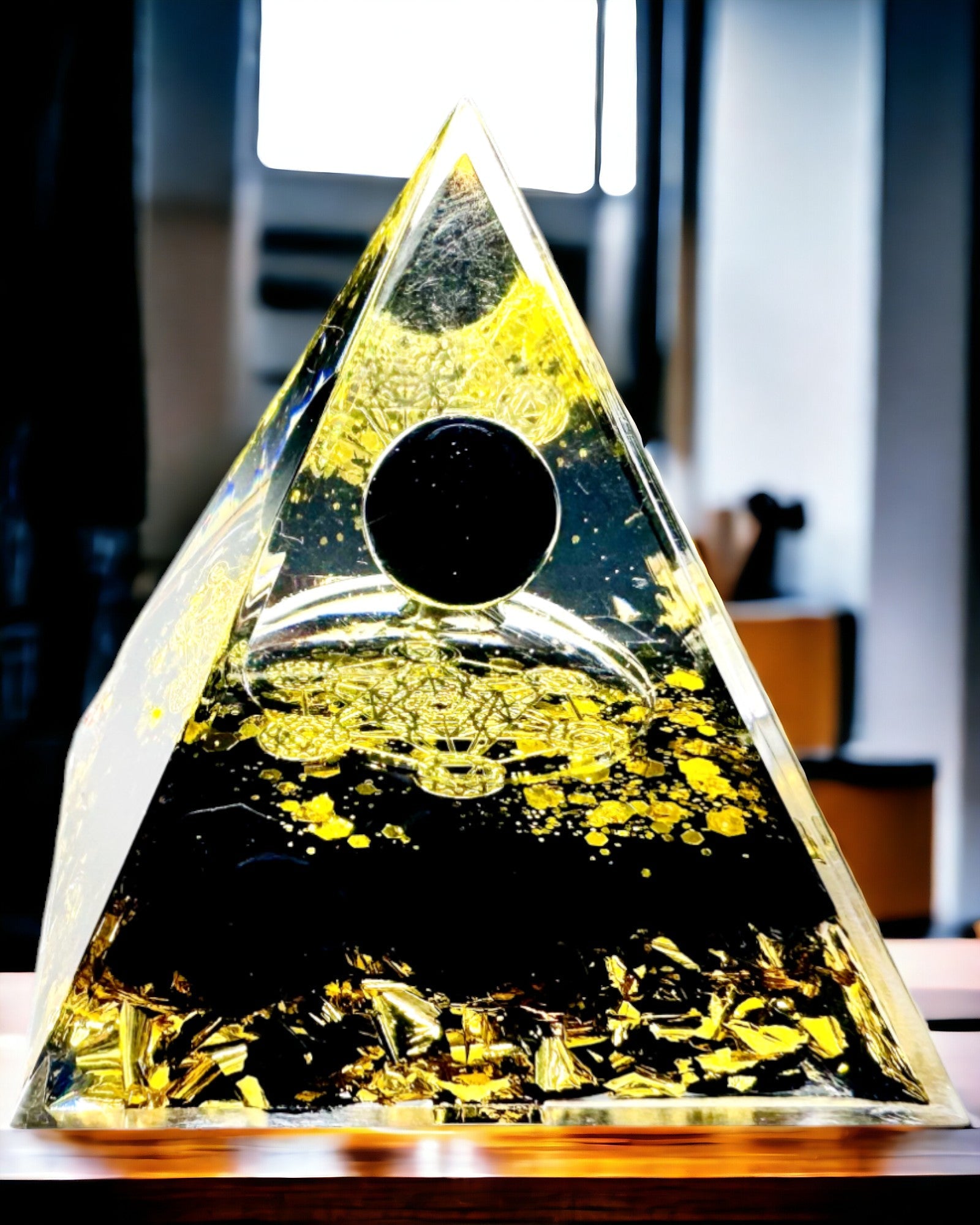 Pirâmide de Cristal de Ametista - Traz Energia Positiva e Apoia a Meditação. Cor dourado - preto