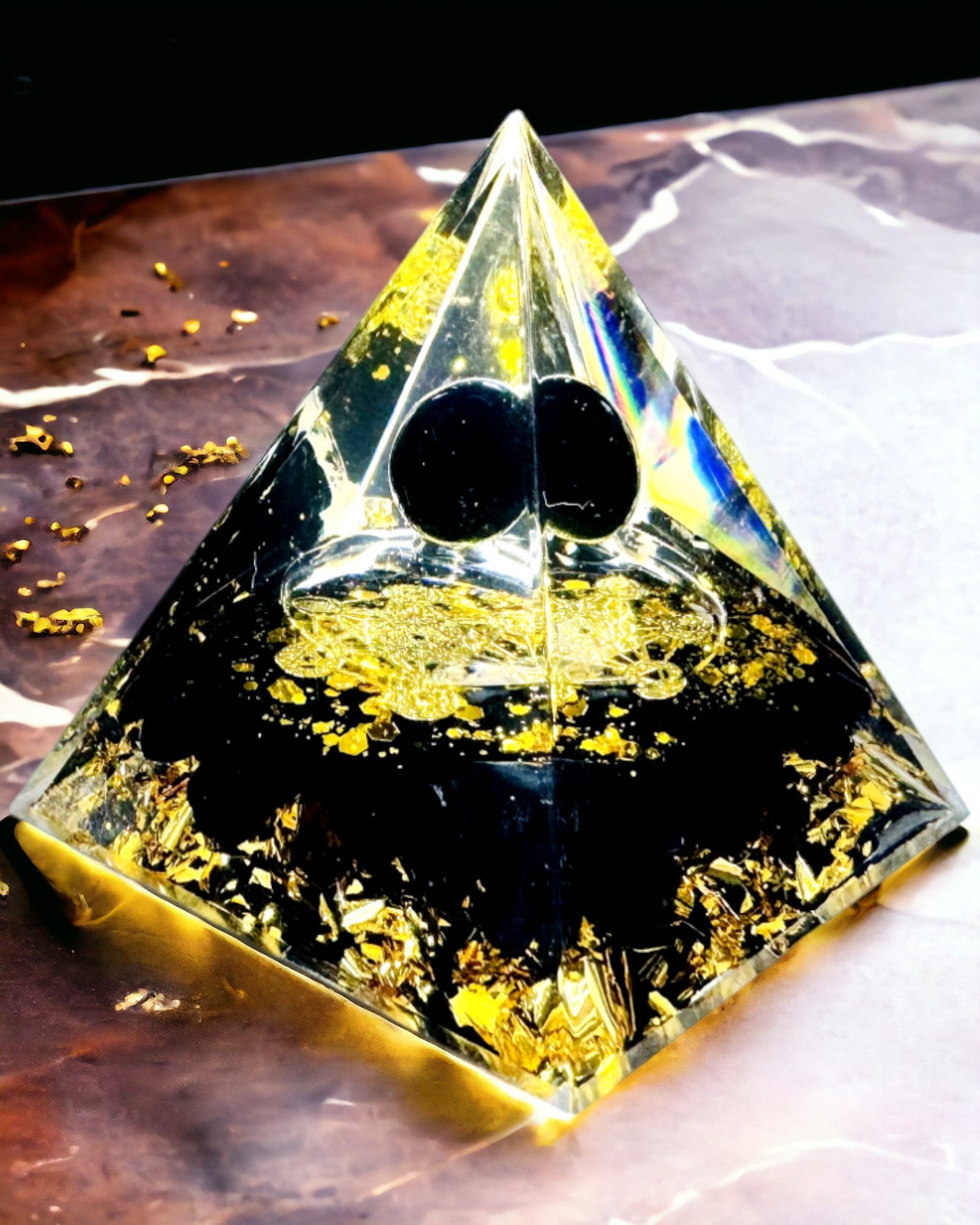 Pirâmide de Cristal de Ametista - Traz Energia Positiva e Apoia a Meditação. Cor dourado - preto