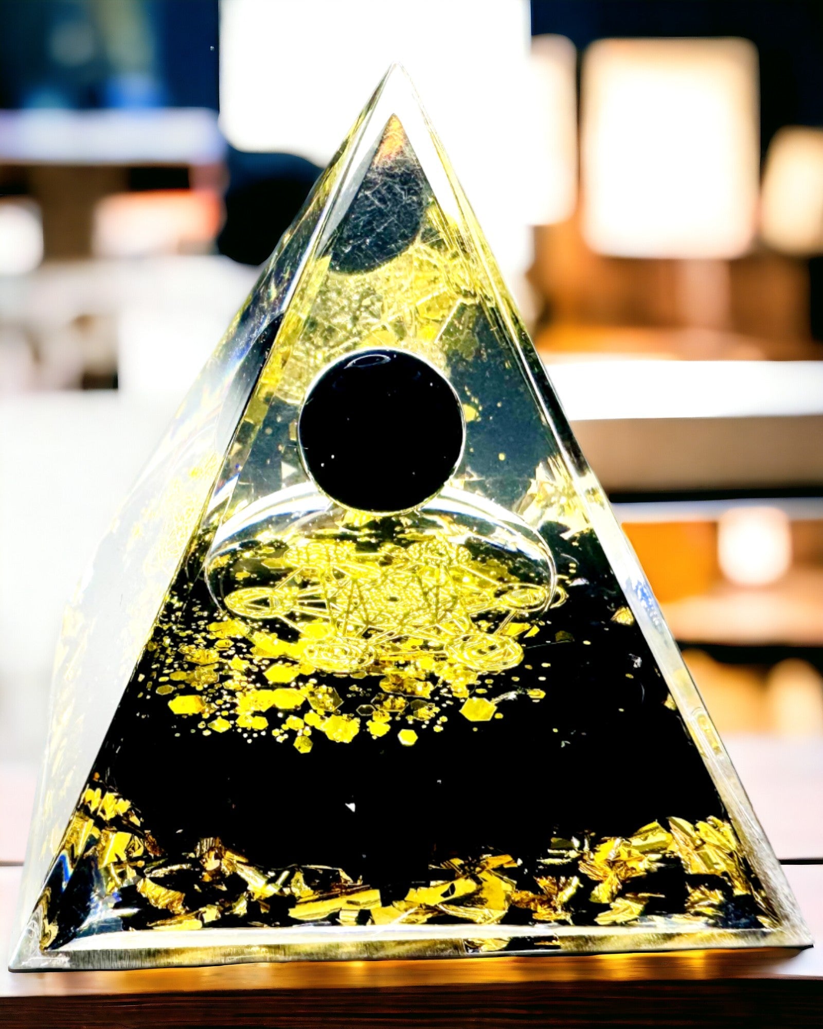 Pirâmide de Cristal de Ametista - Traz Energia Positiva e Apoia a Meditação. Cor dourado - preto