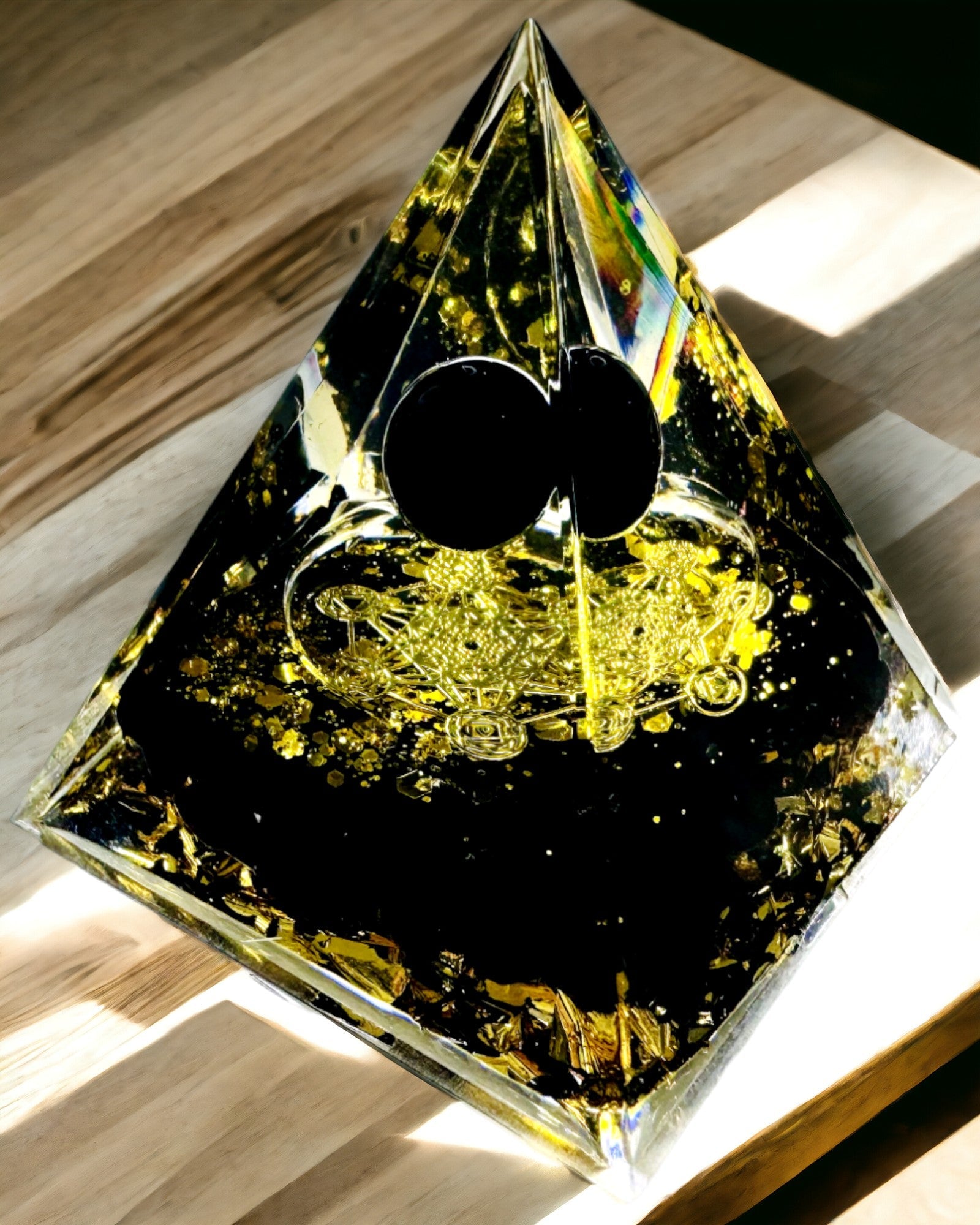 Pirâmide de Cristal de Ametista - Traz Energia Positiva e Apoia a Meditação. Cor dourado - preto