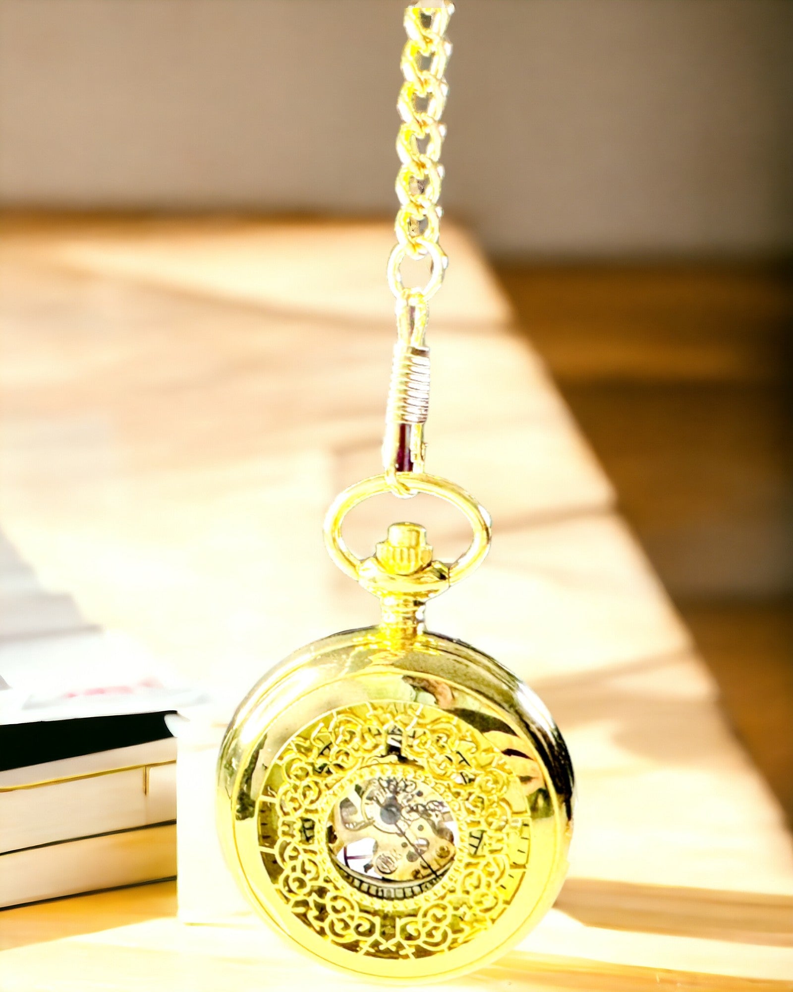 Relógio de Bolso Retro Esculpido com Mecanismo de Corda Manual, cor Dourada com Escala Romana e Mostrador Luminoso, Estilo Vintage