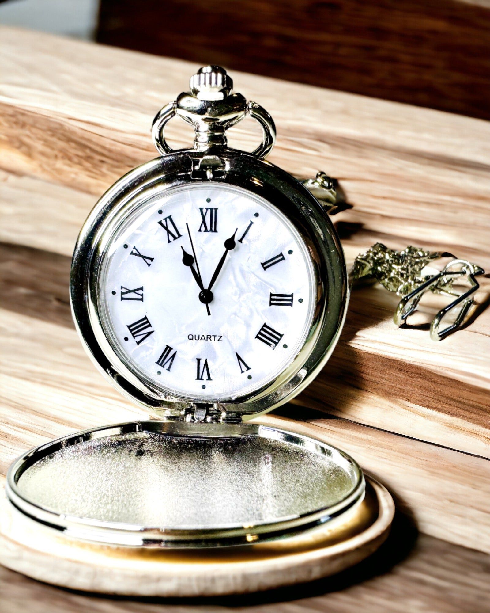 Relógio de Bolso Clássico com Números Romanos e Corrente, Quartzo, Brilho de Aço - cor prata