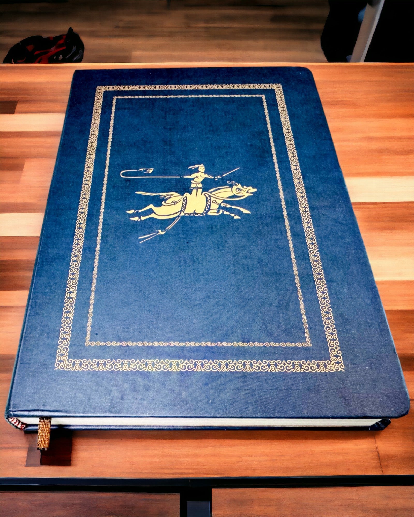 Caderno Clássico de Capa Dura com Motivo de Tricô - Azul Marinho. Possibilidade de gravação