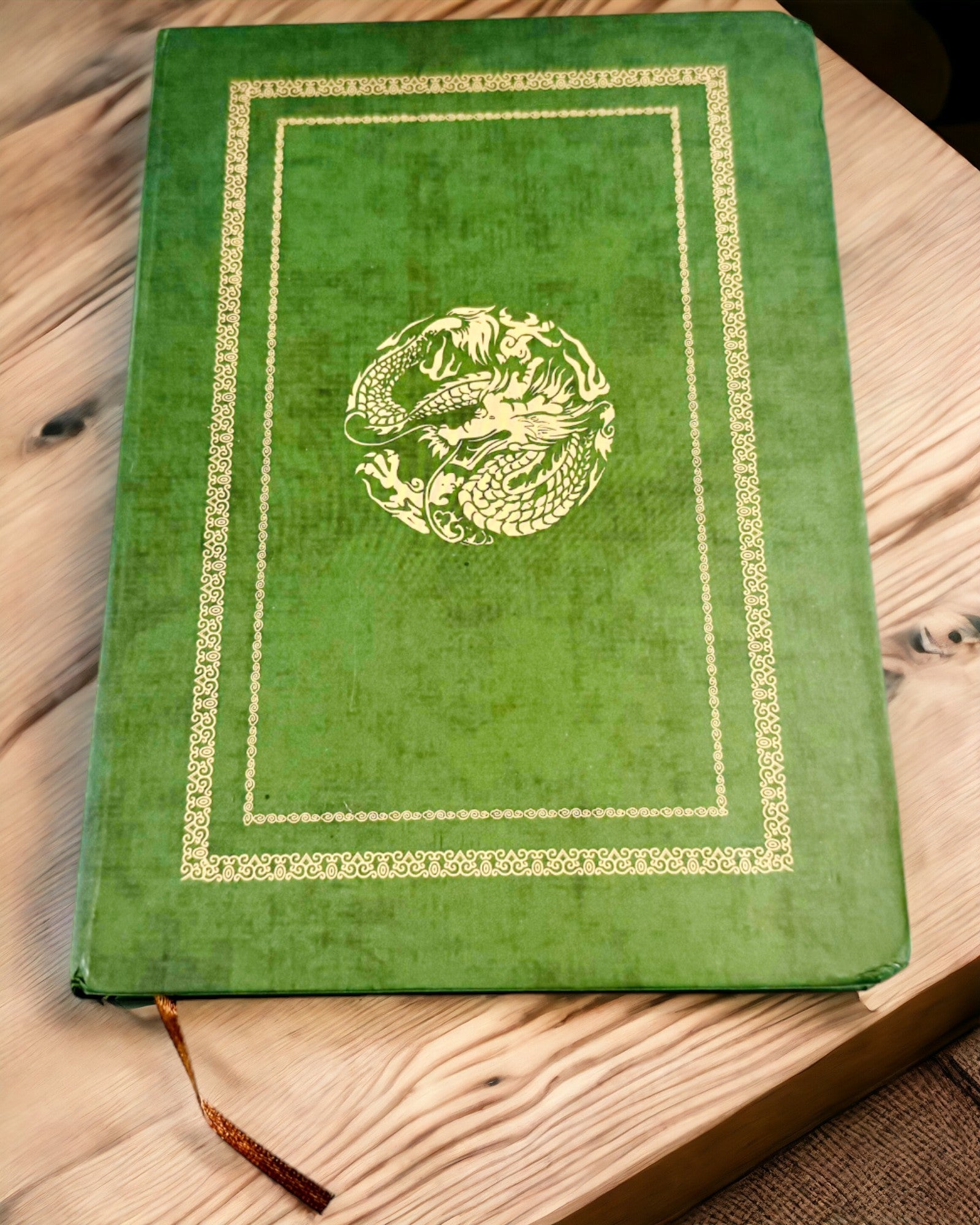 Caderno Verde Decorativo com Motivo de Dragão - Inspirações de Fantasia, com gravação