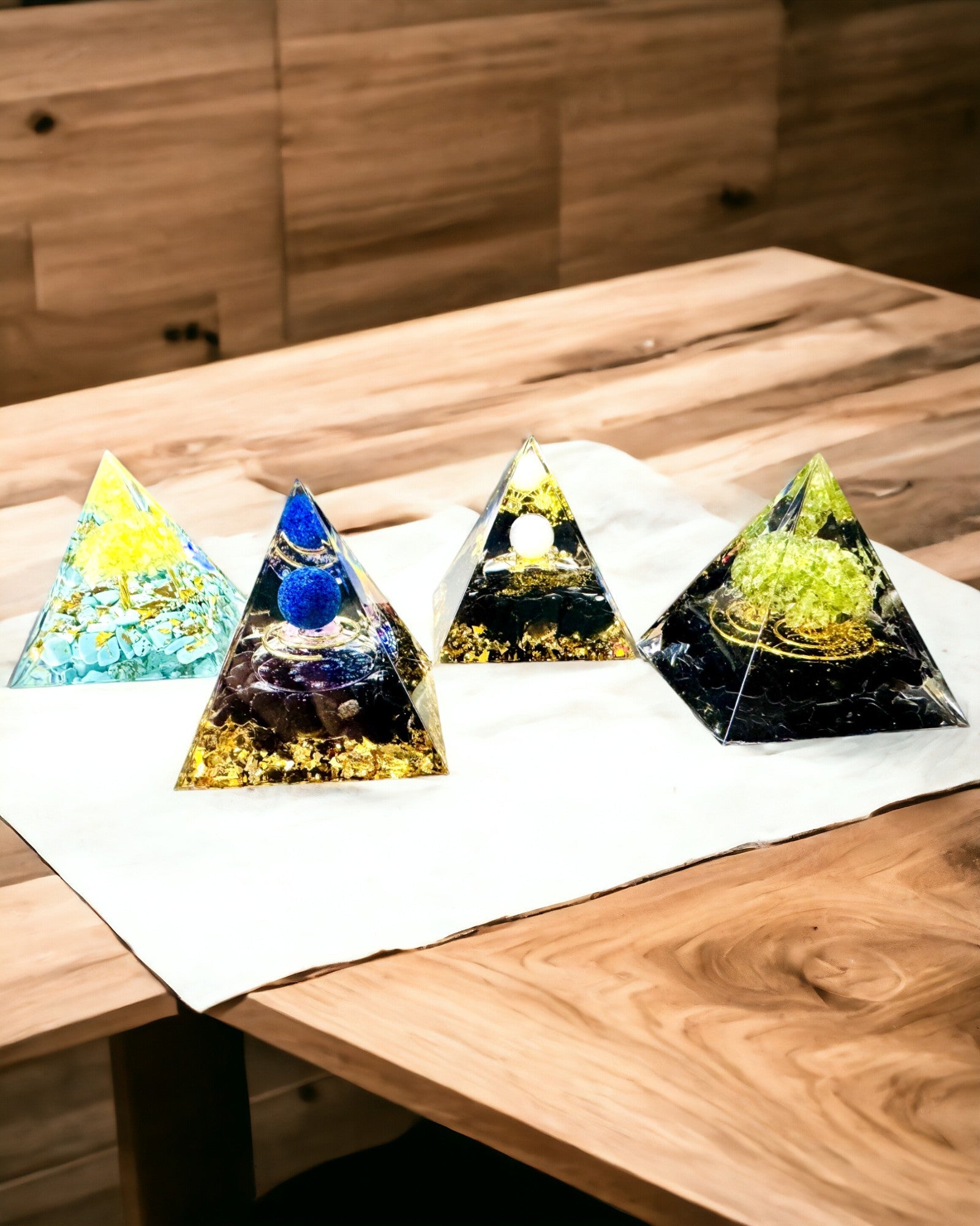 Pirâmide de Orgonite Reiki com Cristais Naturais - Símbolo Decorativo de Equilíbrio de Energia dos Chakras