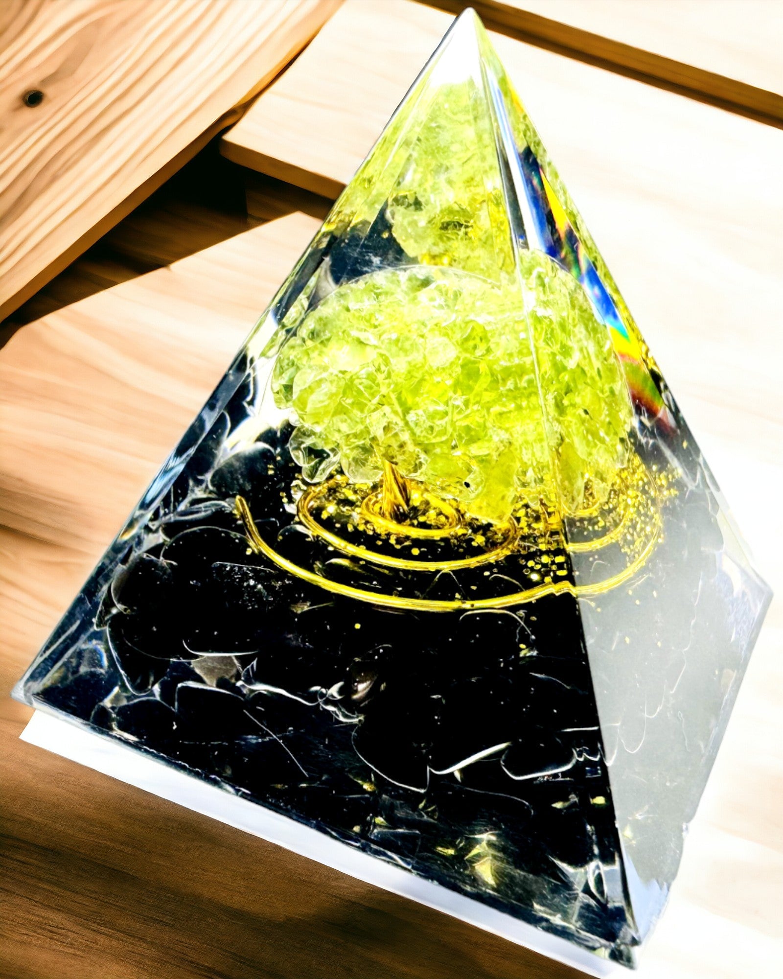 Pirâmide de Orgonite Reiki com Cristais Naturais - Símbolo Decorativo de Equilíbrio de Energia dos Chakras
