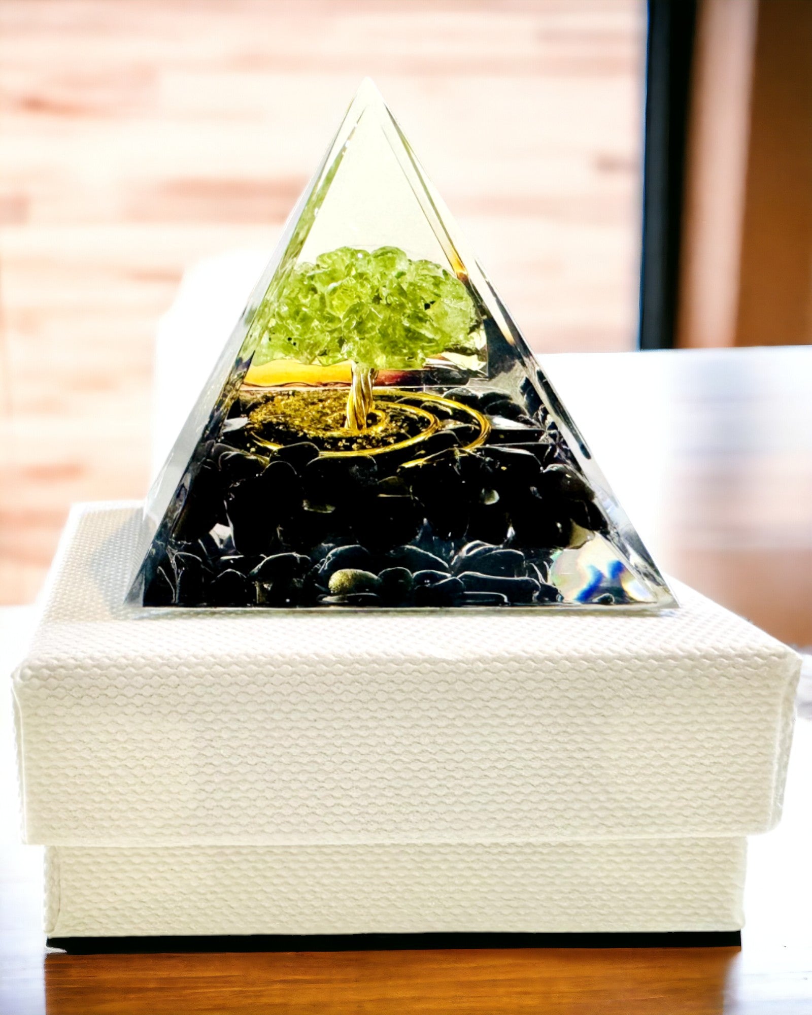 Pirâmide de Orgonite Reiki com Cristais Naturais - Símbolo Decorativo de Equilíbrio de Energia dos Chakras