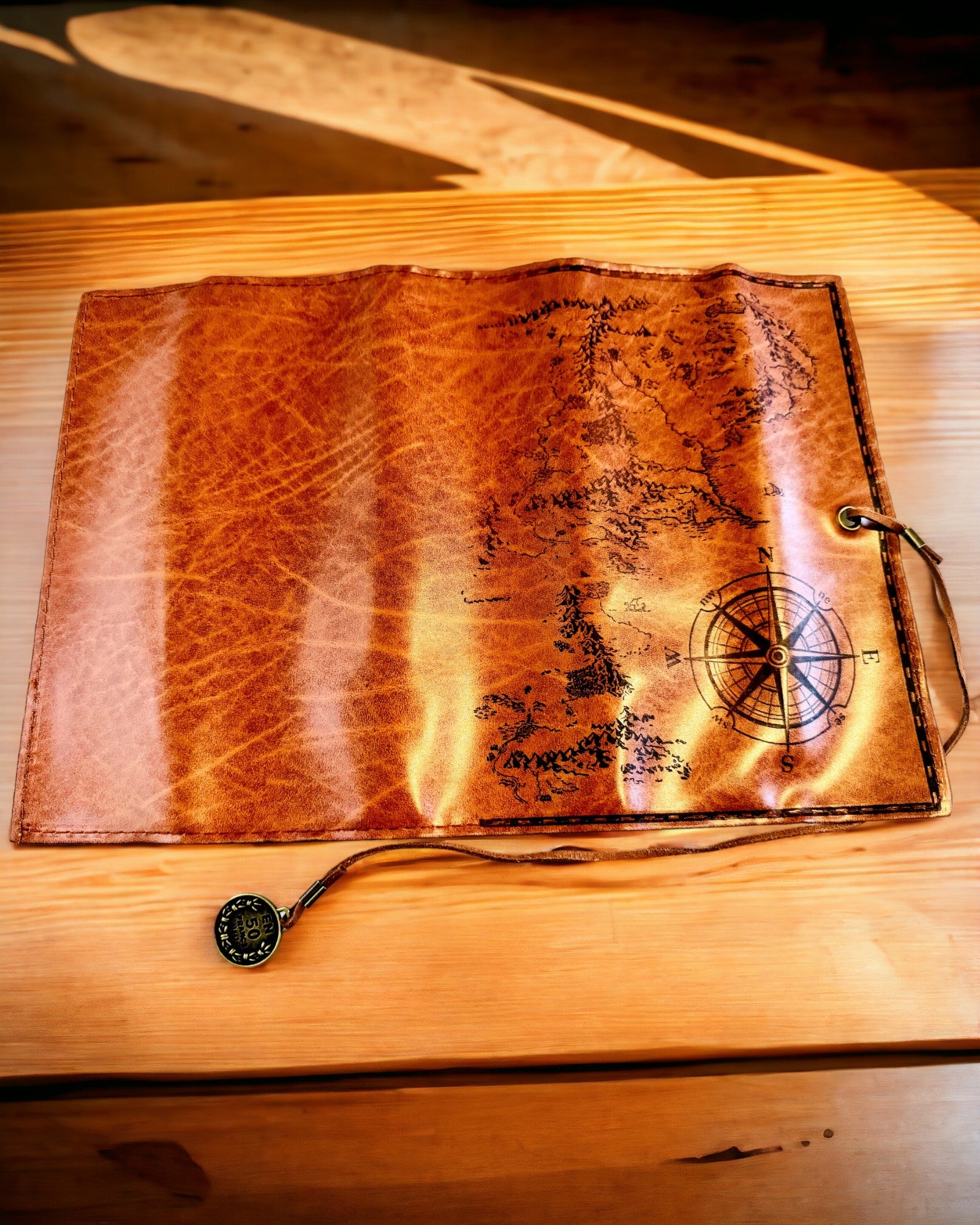 Estojo Retro em Pele Castanho Escuro com Motivo de Mapa do Tesouro - Bolsa Elegante para Armazenar Tesouros de Escrita