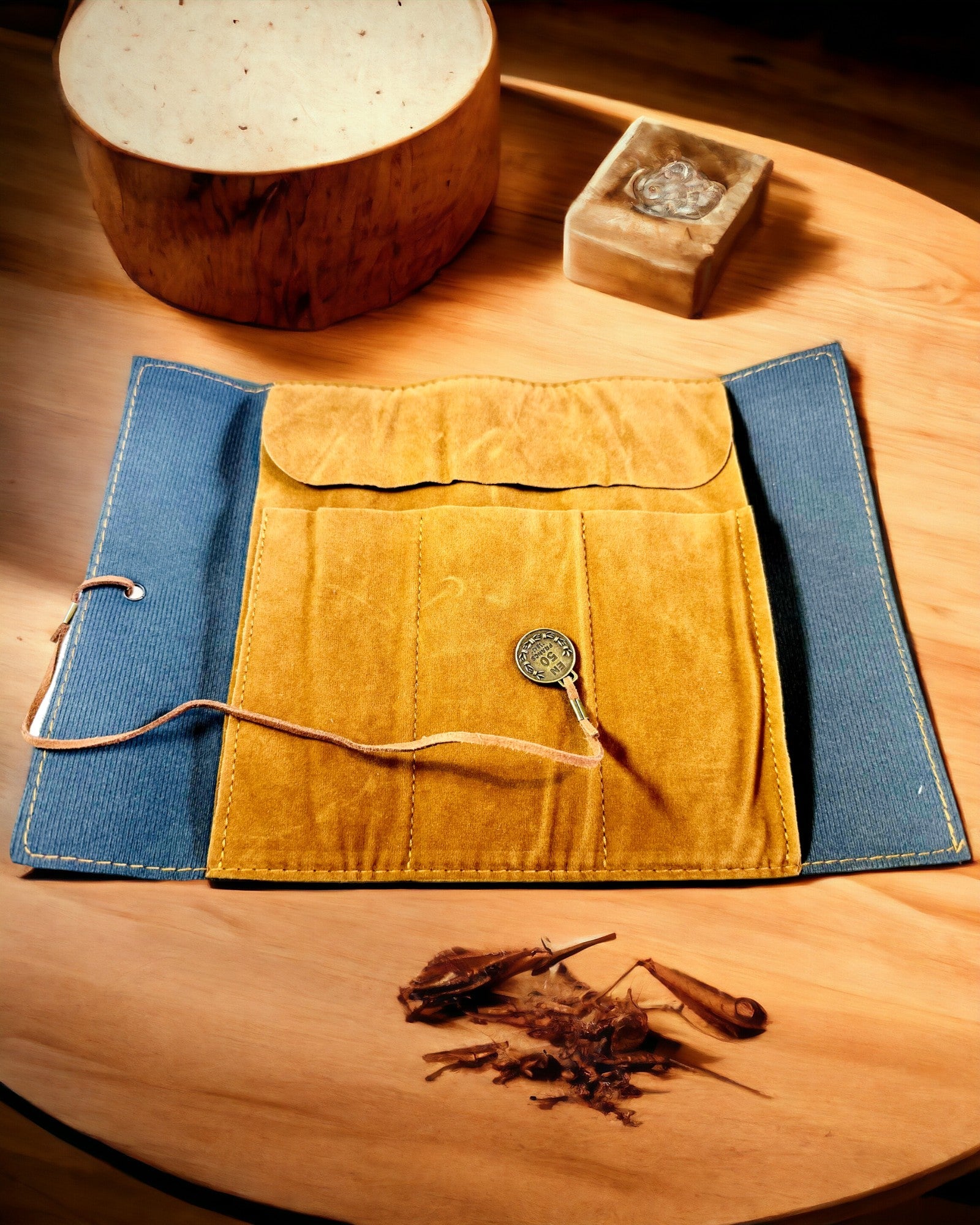 Estojo Retro em Pele Castanho Escuro com Motivo de Mapa do Tesouro - Bolsa Elegante para Armazenar Tesouros de Escrita