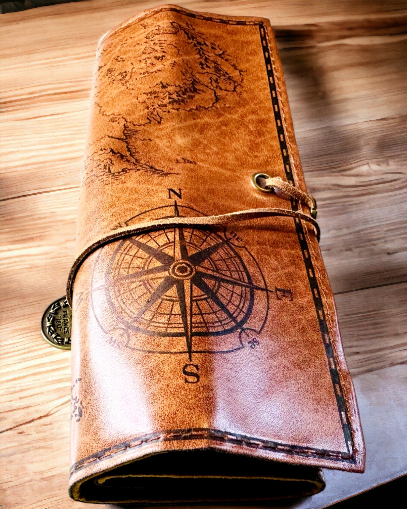 Estojo Retro em Pele Castanho Escuro com Motivo de Mapa do Tesouro - Bolsa Elegante para Armazenar Tesouros de Escrita