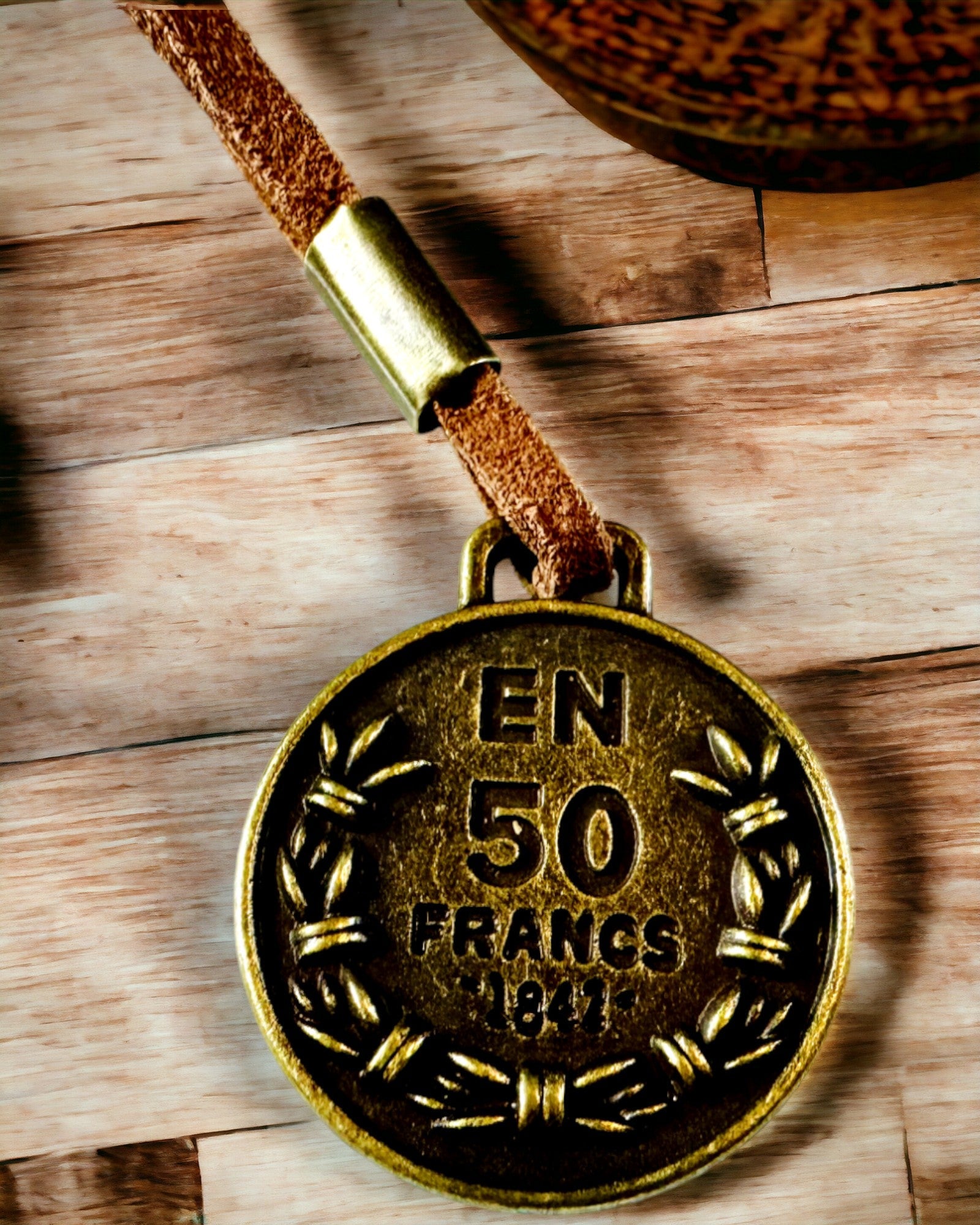 Retro Castanho Claro - estojo de couro mate, estilo Viajante com Mapa do Mundo – Prático e Espaçoso. Personalização com gravação.