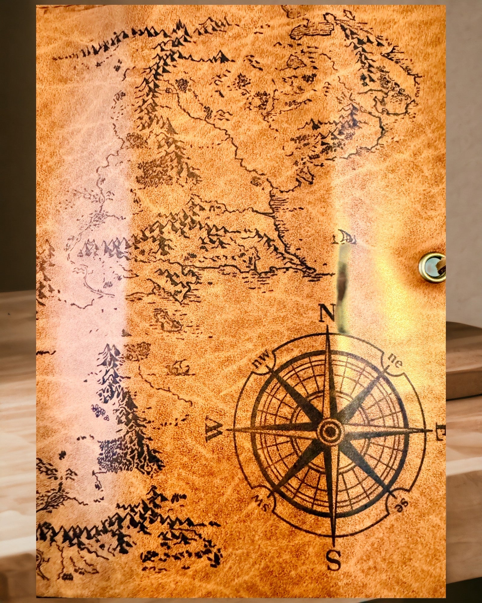 Estojo Retro em Pele Castanho Escuro com Motivo de Mapa do Tesouro - Bolsa Elegante para Armazenar Tesouros de Escrita