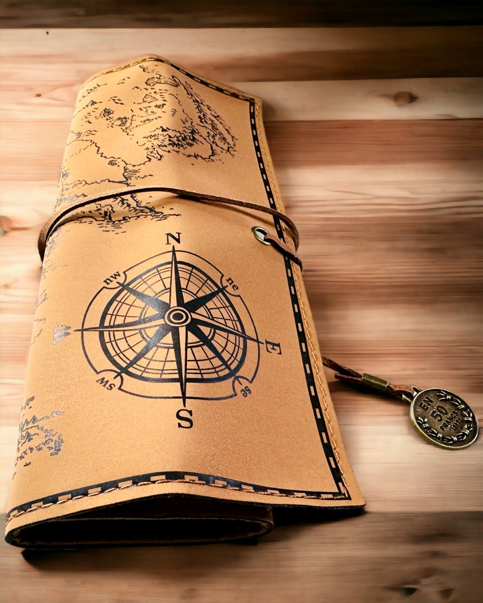 Retro Castanho Claro - estojo de couro mate, estilo Viajante com Mapa do Mundo – Prático e Espaçoso. Personalização com gravação.