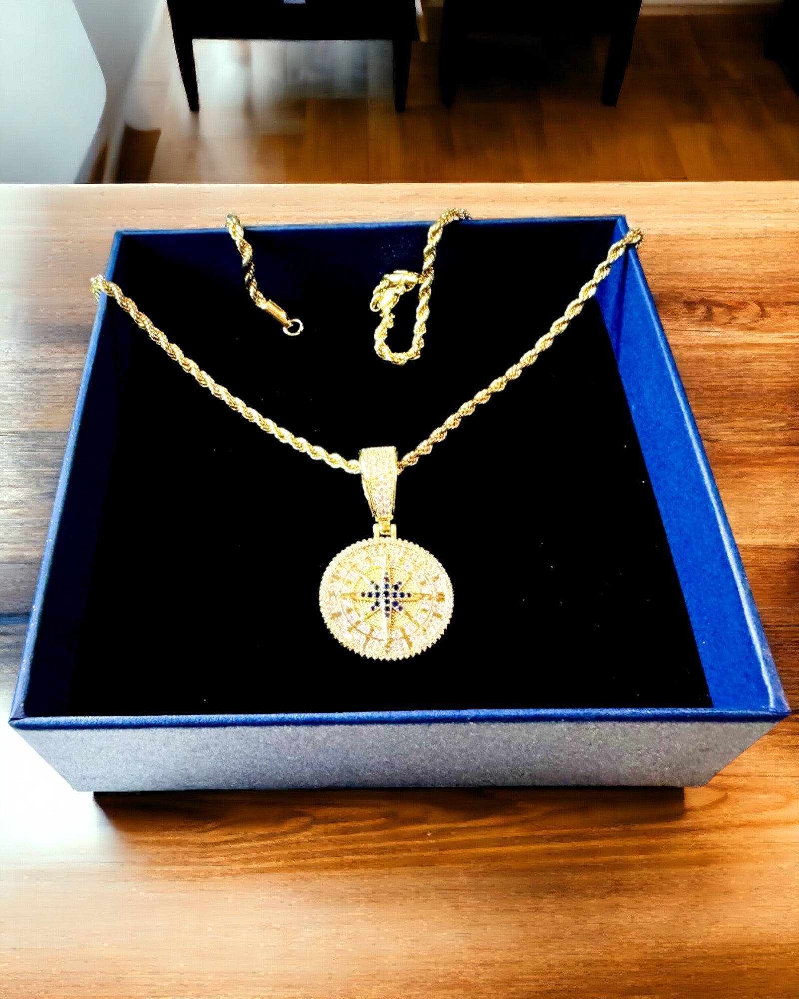 Colar com Pendente de Bússola em Estilo Glamour com Zircónias para Mulheres e Homens - 2 variantes à escolha, personalização com gravação para presente