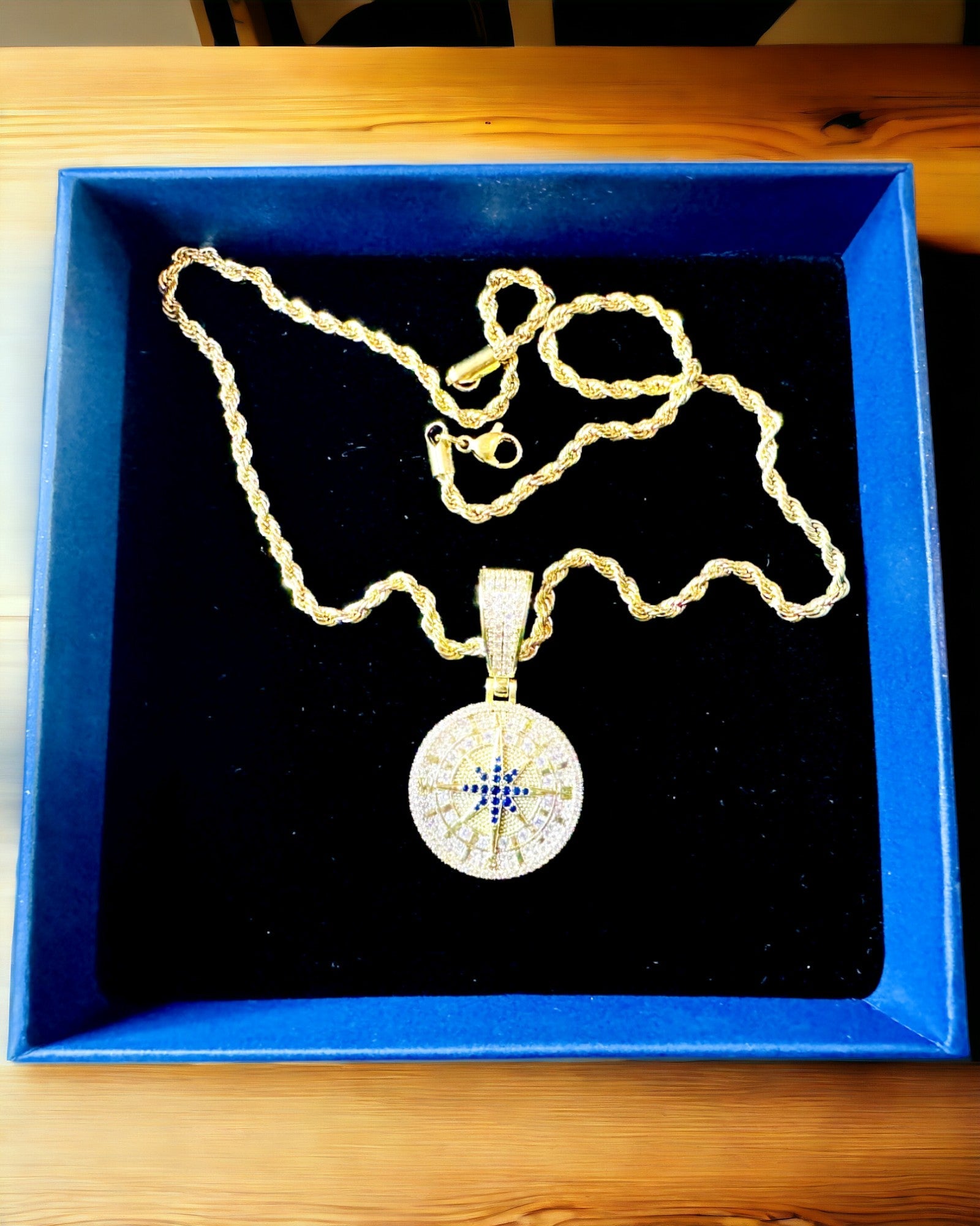 Colar com Pendente de Bússola em Estilo Glamour com Zircónias para Mulheres e Homens - 2 variantes à escolha, personalização com gravação para presente