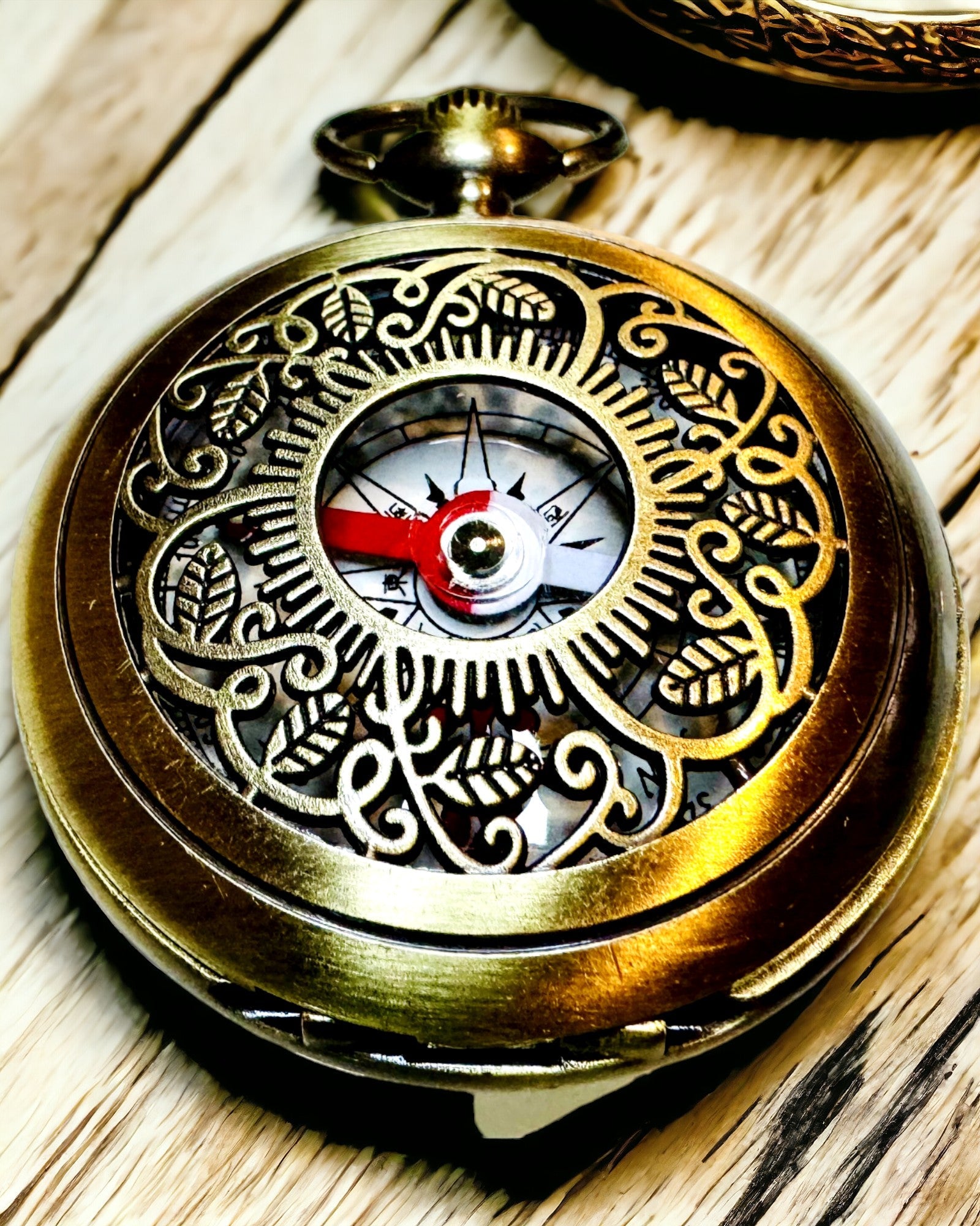 Bússola de Navegação em Estilo Vintage com Padrão Vazado – cor castanho-dourado