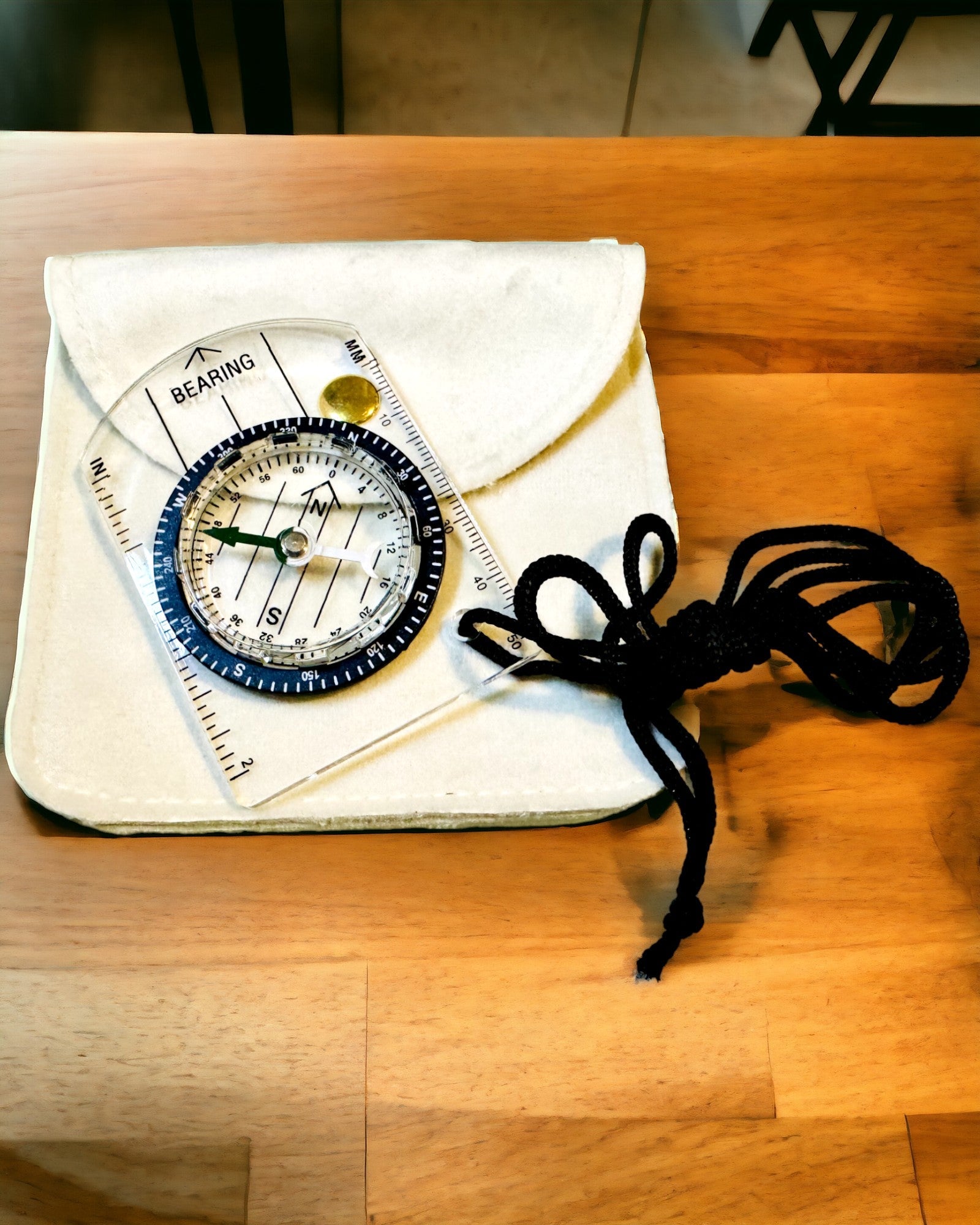 Bússola turística "Guia do Aventureiro" - Transparente, Mini Acrílica com Corda Suspensa e Escala de Mapa, com gravação