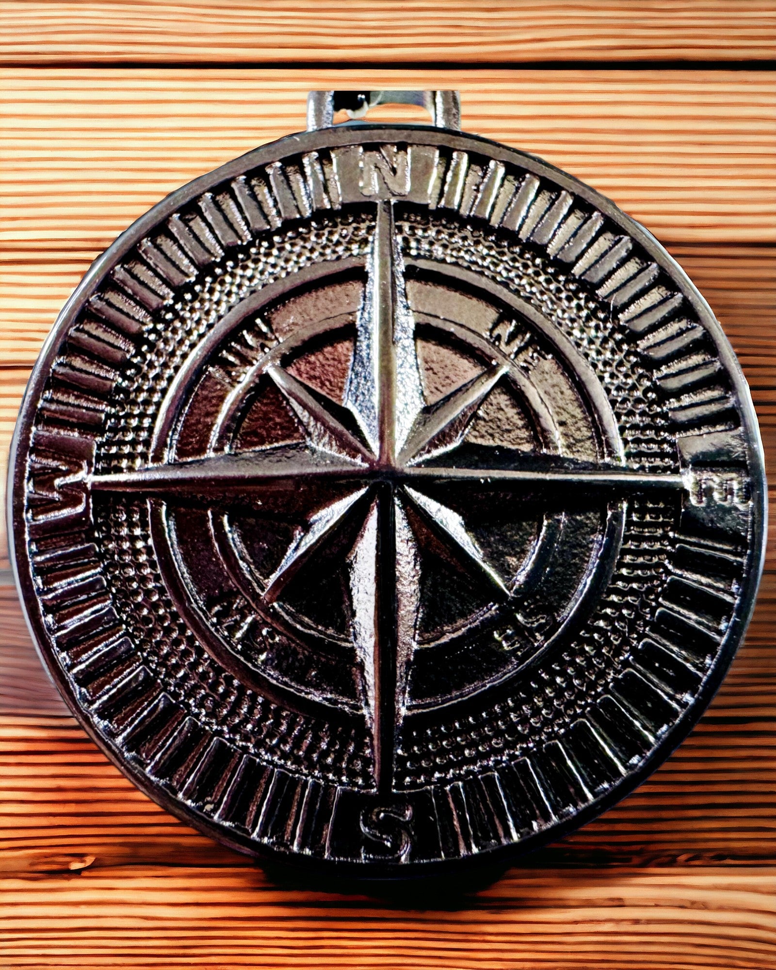 Colar com Bússola – Joalharia Forjada em Aço Inoxidável para Homens e Mulheres em Duas Cores, com gravação