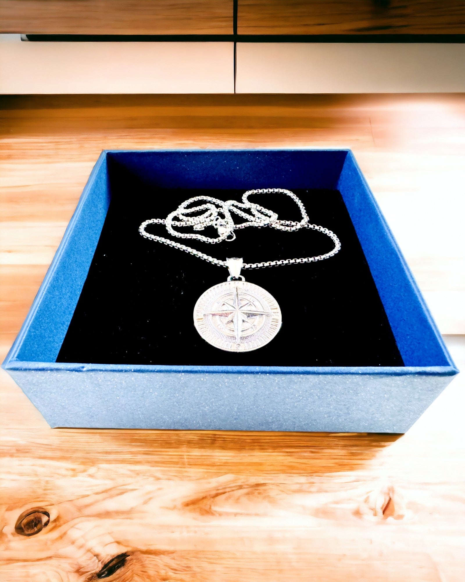 Colar com Bússola – Joalharia Forjada em Aço Inoxidável para Homens e Mulheres em Duas Cores, com gravação