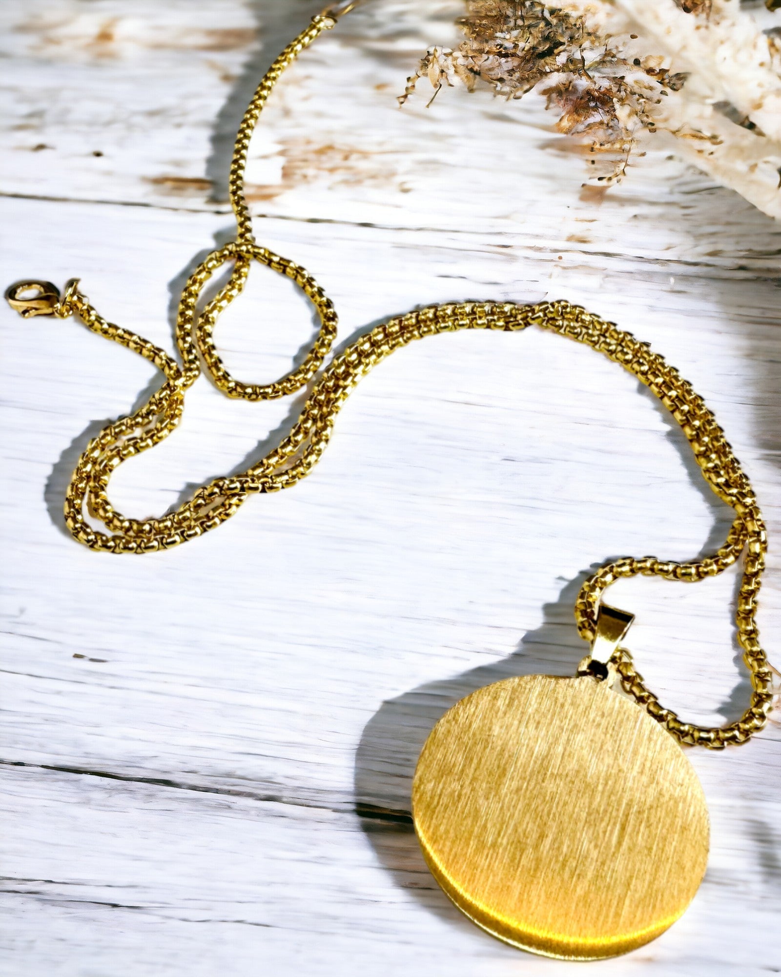 Wisiorek "Urban Elegance" – Medalhão Redondo de Aço Inoxidável em Duas Cores com Possibilidade de Personalização