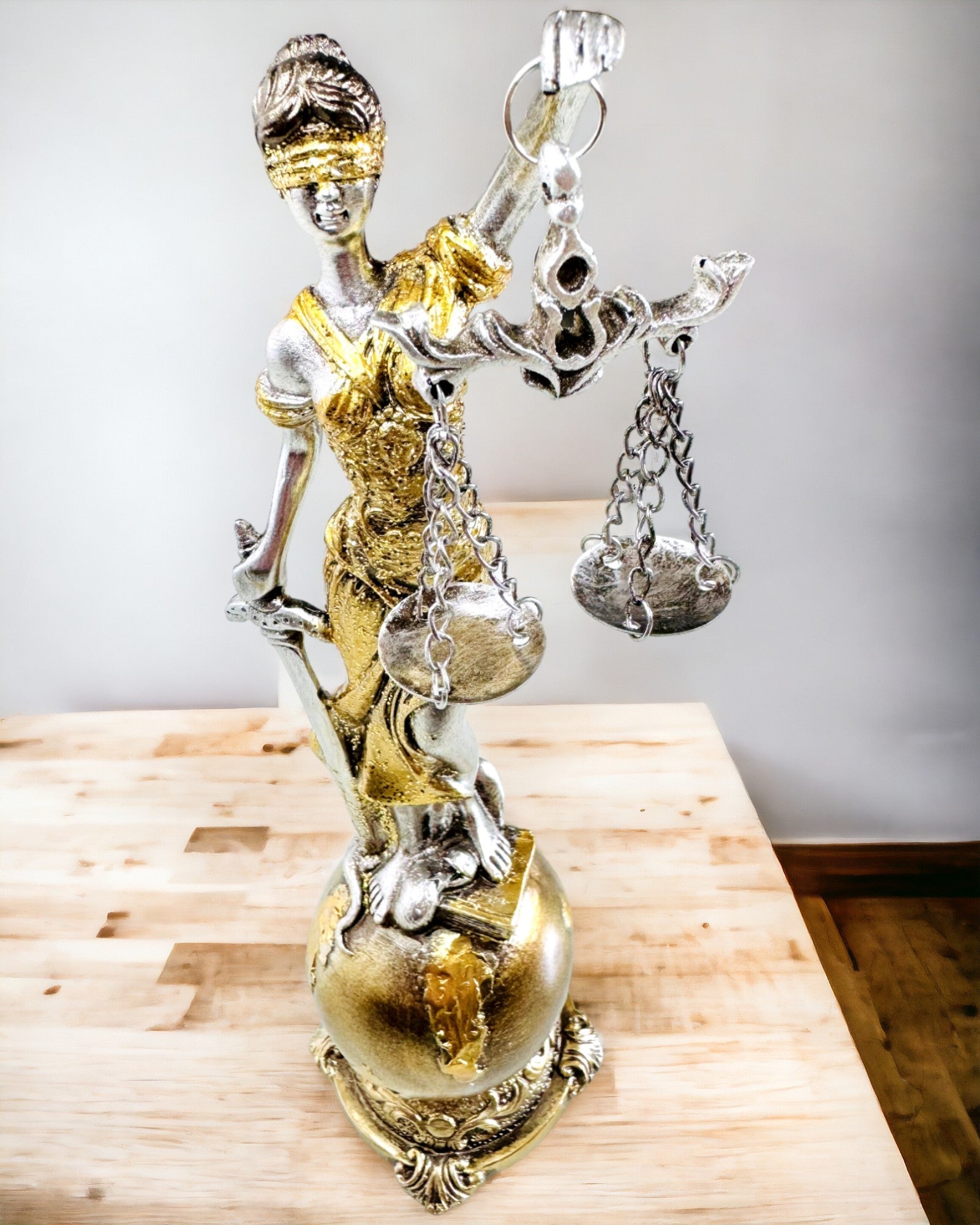 Estatueta Deusa da Justiça – Decoração Artística para Prateleira, Artesanato em Resina, personalização com gravação
