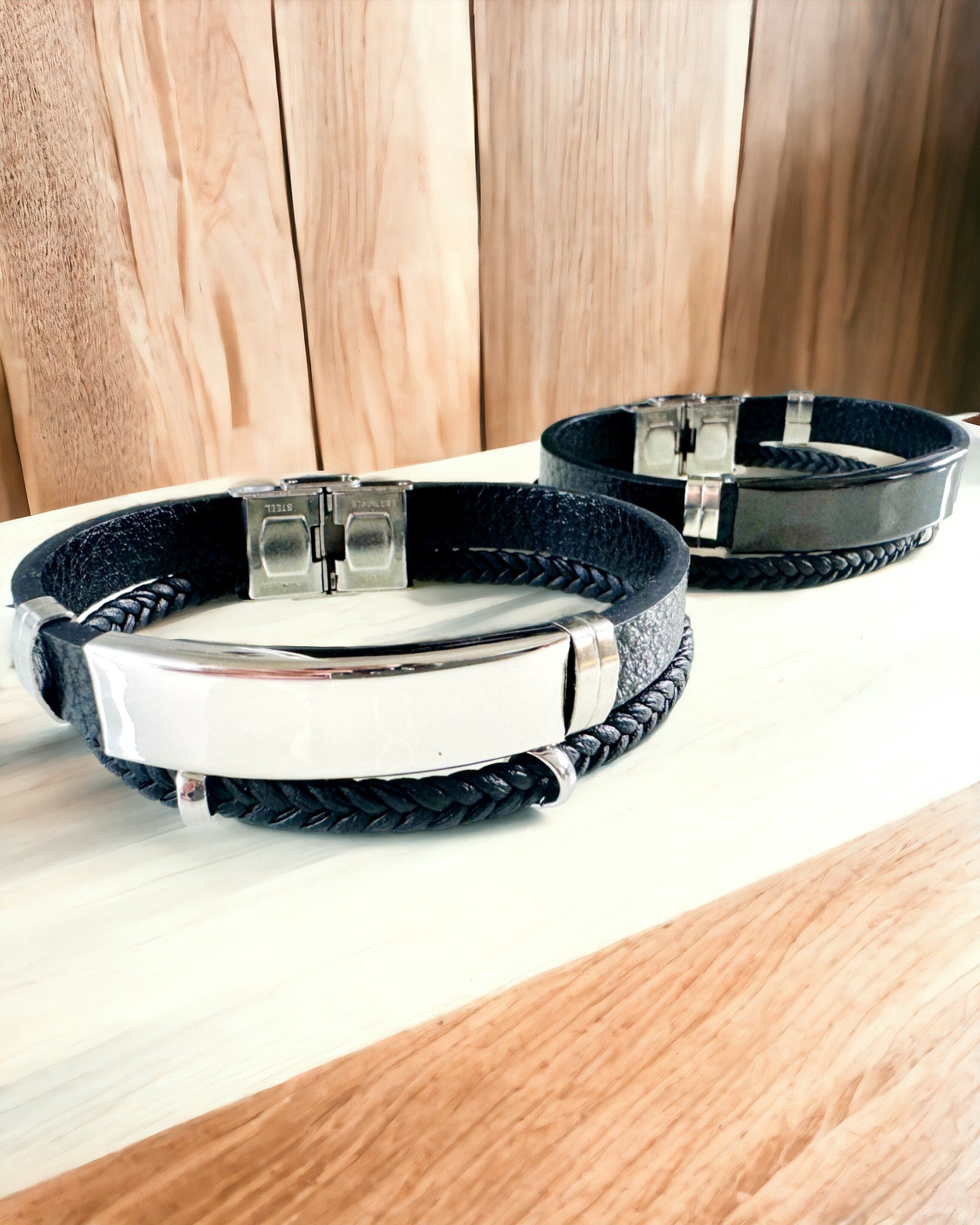 Pulseira Masculina de Pele PU e Aço Inoxidável com Possibilidade de Gravação – Disponível em Duas Opções de Cores