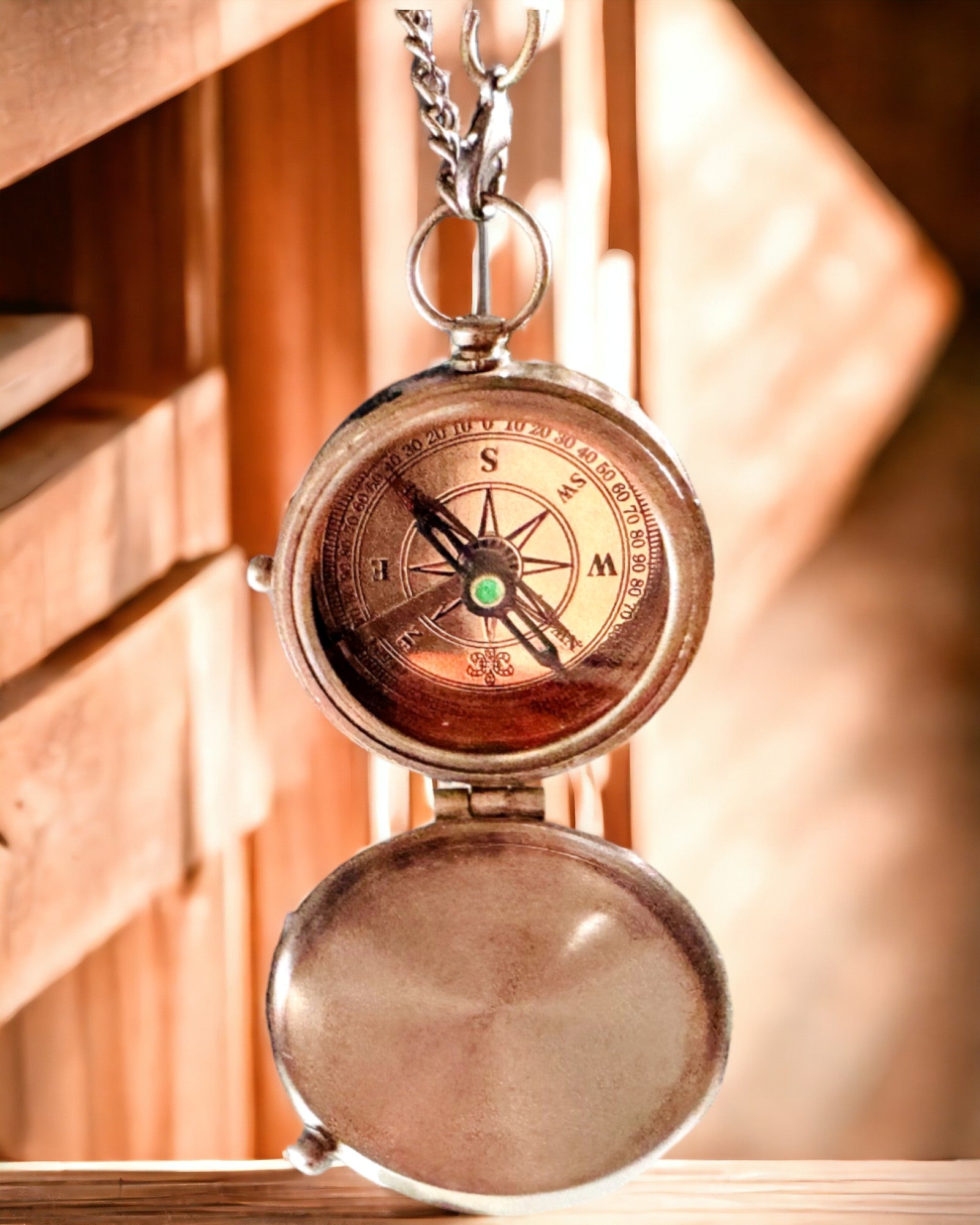 Bússola Odysseus Indiana – Joia Retro do Explorador - possibilidade de gravação