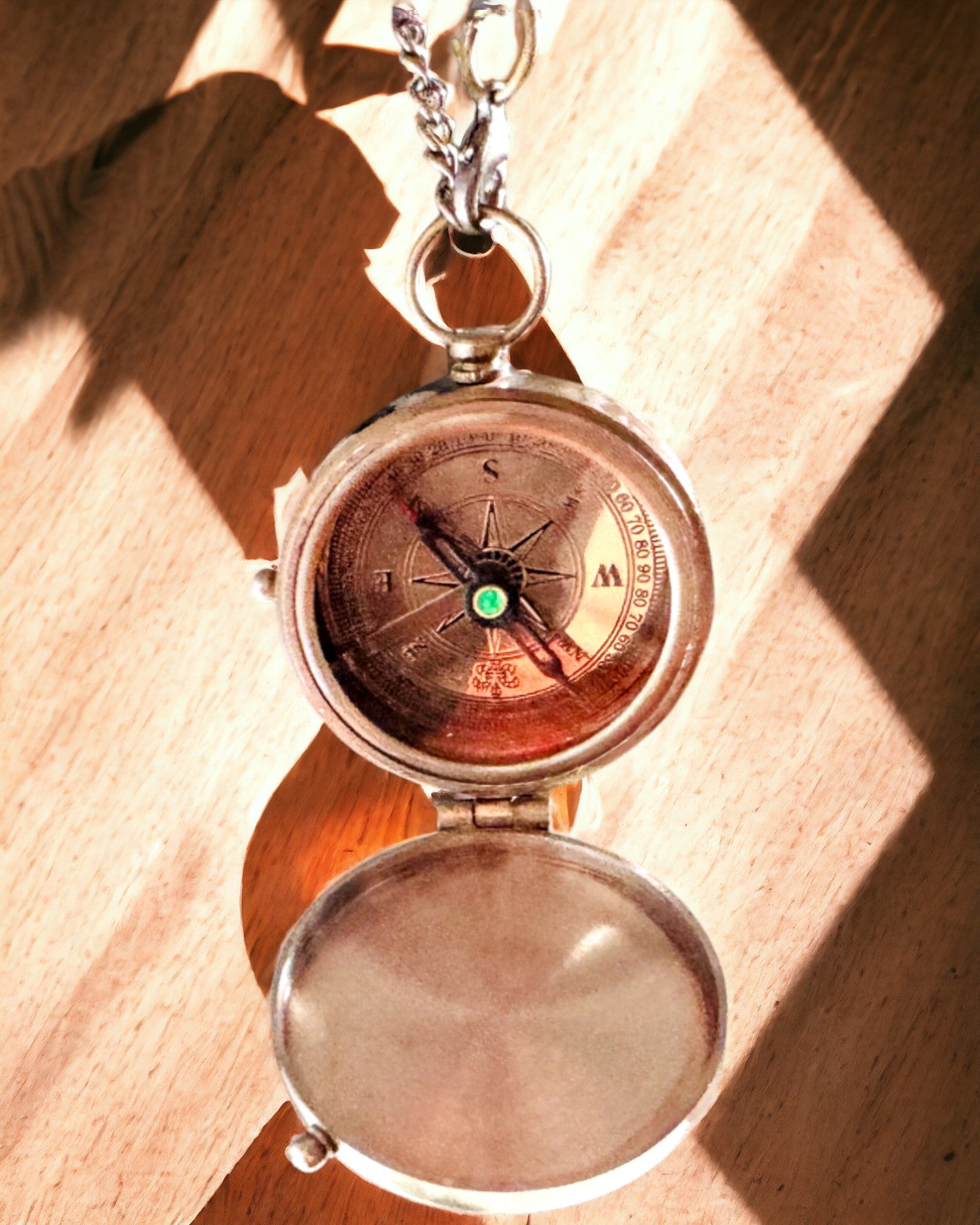 Bússola Odysseus Indiana – Joia Retro do Explorador - possibilidade de gravação