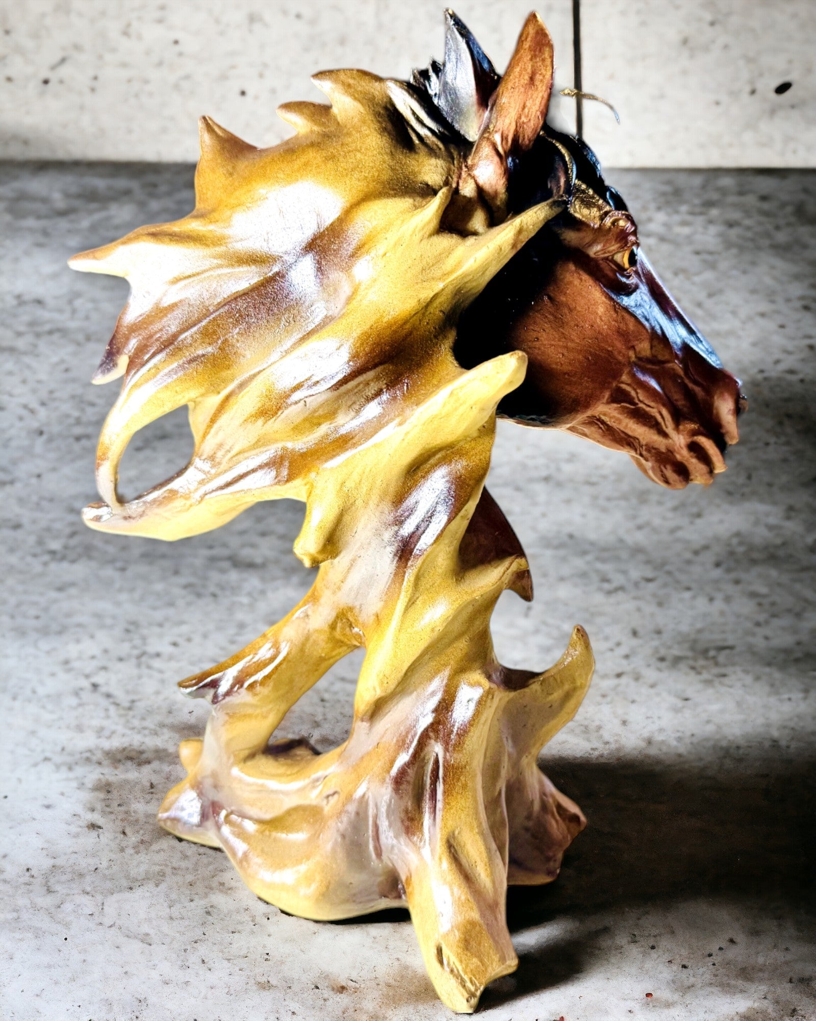Escultura de Cavalo em Resina em Estilo Abstrato