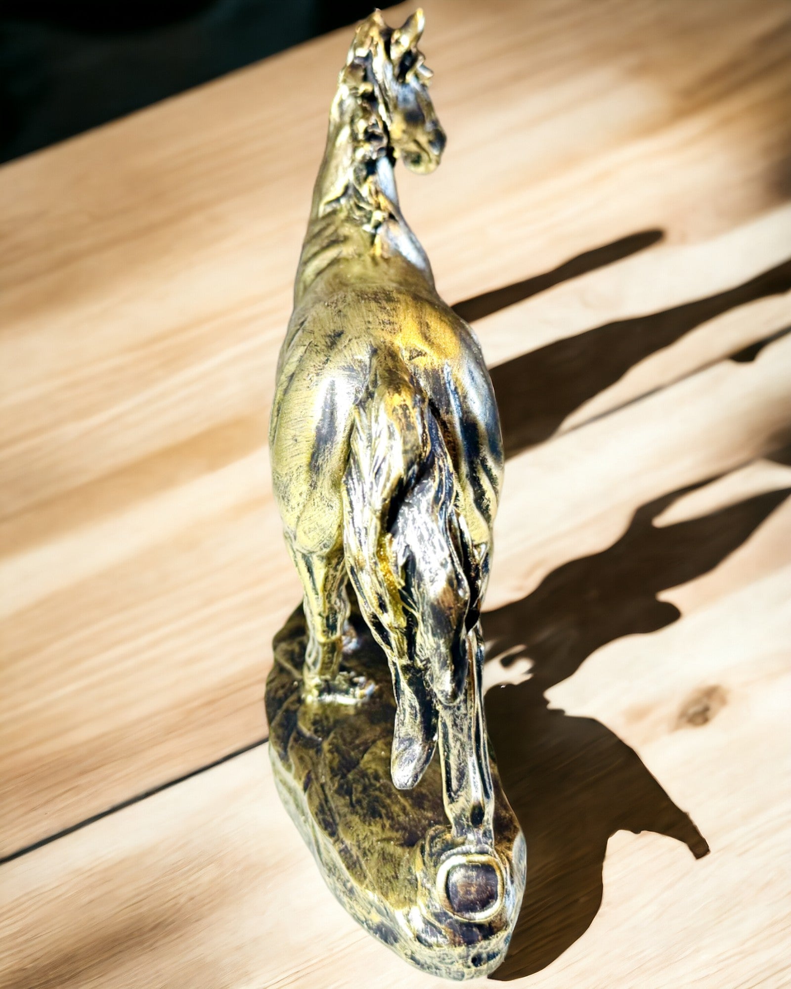 Estatueta de Cavalo a Galopar em Resina com Opção de Gravação