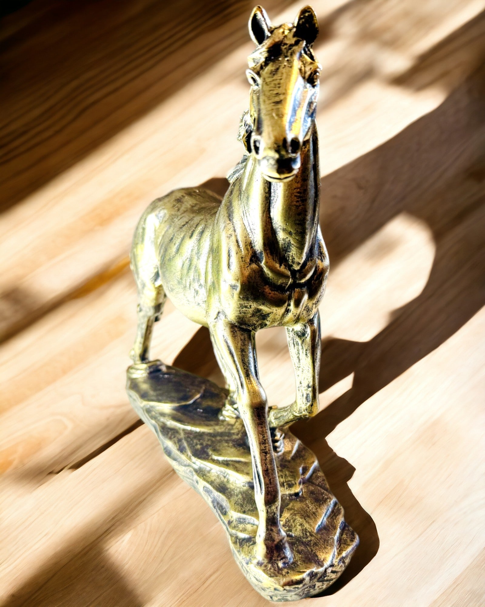 Estatueta de Cavalo a Galopar em Resina com Opção de Gravação