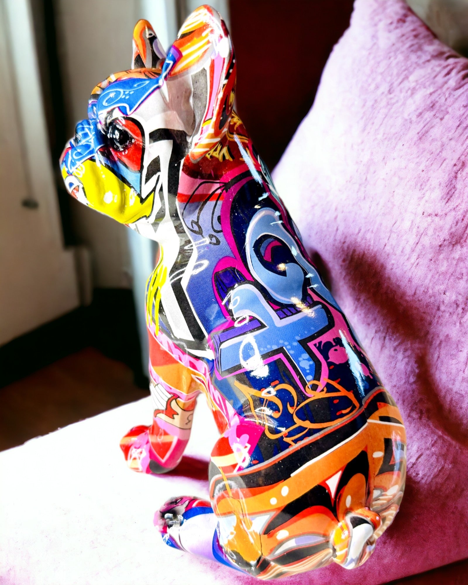 Estatueta de Bulldog Francês Feita à Mão em Estilo Street Art com Opção de Gravação