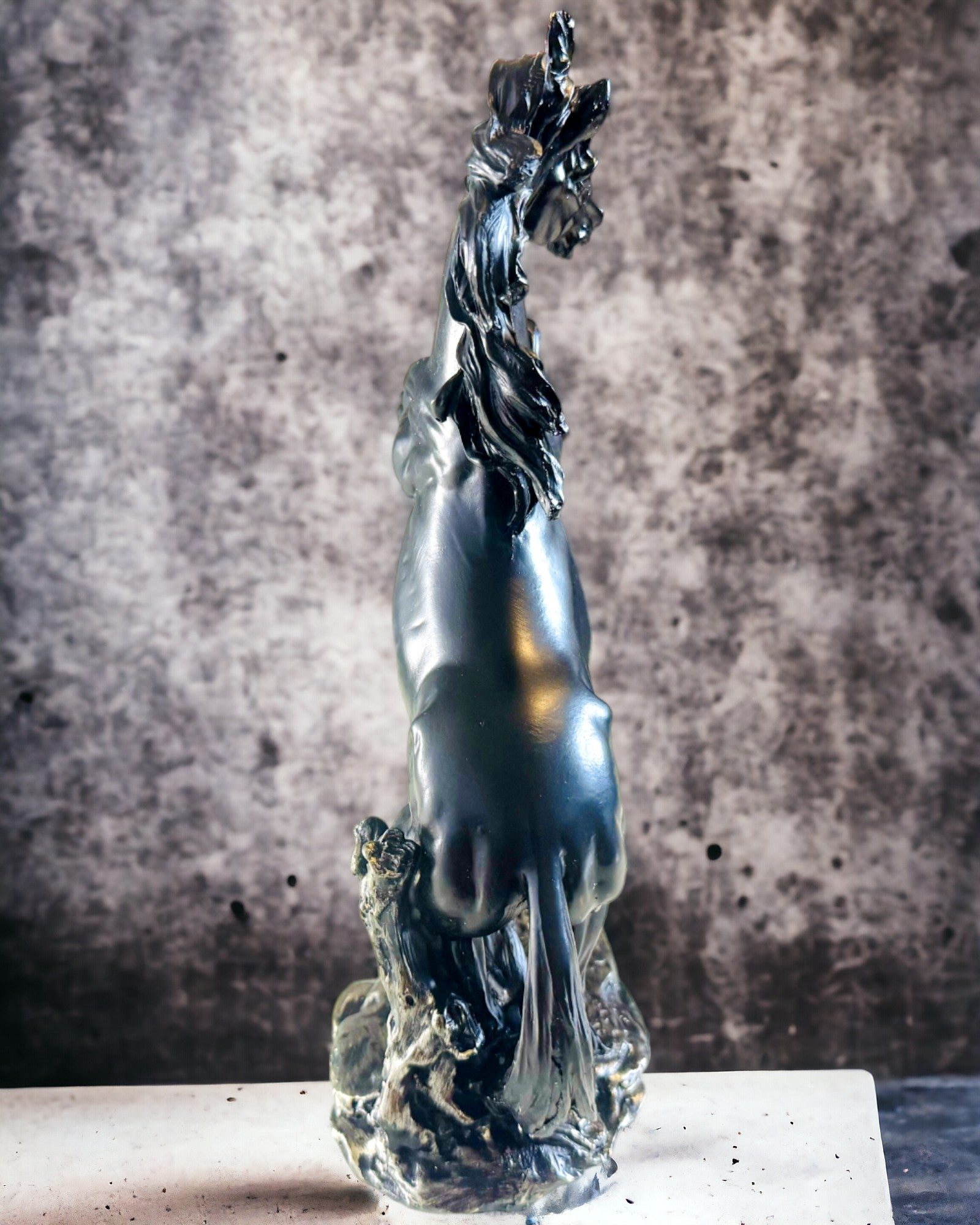 Czarna Perła - Escultura de Cavalo Elegância em Movimento - Possibilidade de Gravação