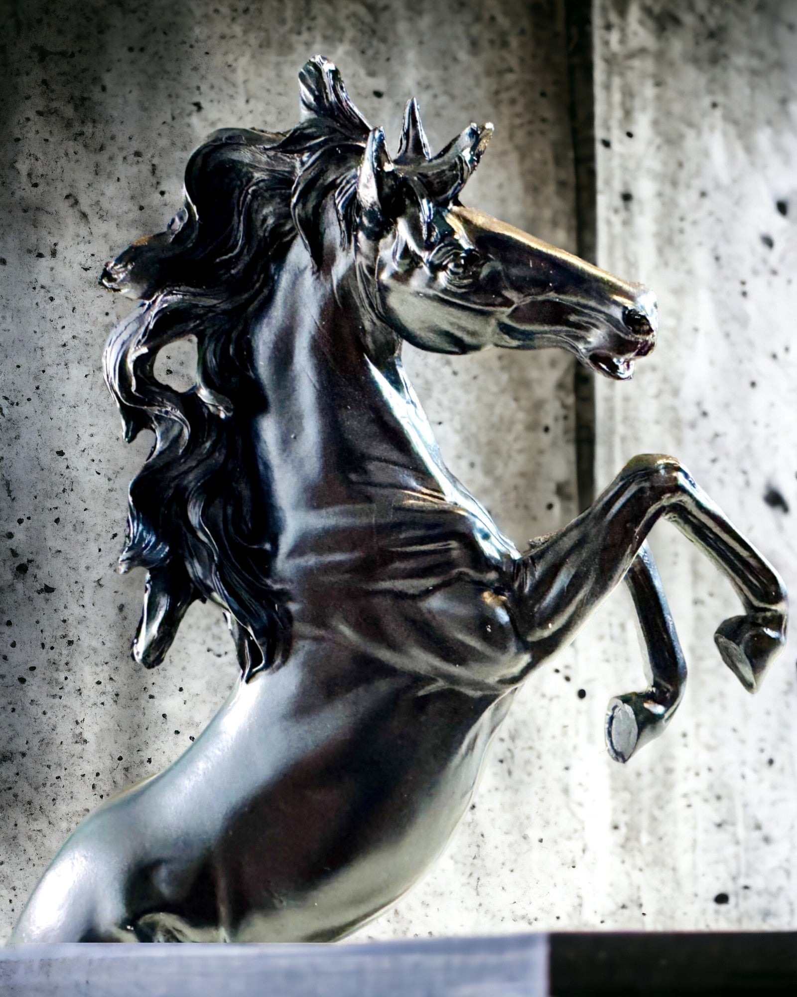 Czarna Perła - Escultura de Cavalo Elegância em Movimento - Possibilidade de Gravação