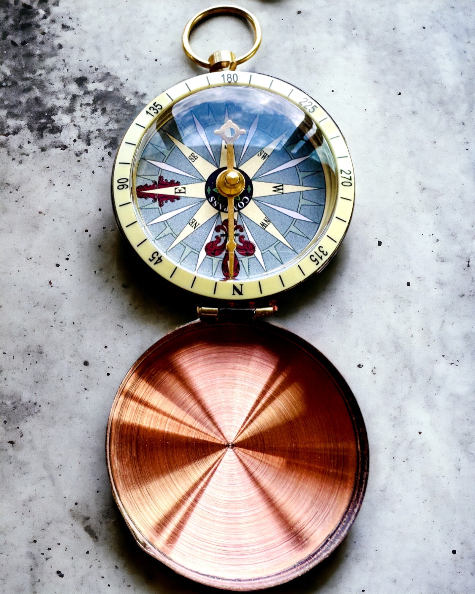 Bússola ouro rosa - navegação em estilo retro – instrumento portátil e preciso para determinação de direção para viajantes e exploradores. Gravação, personalização.