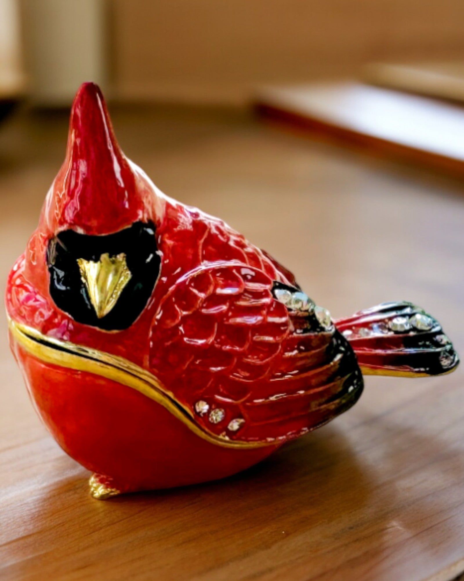 Elegante caixa em forma de cardeal com possibilidade de gravação