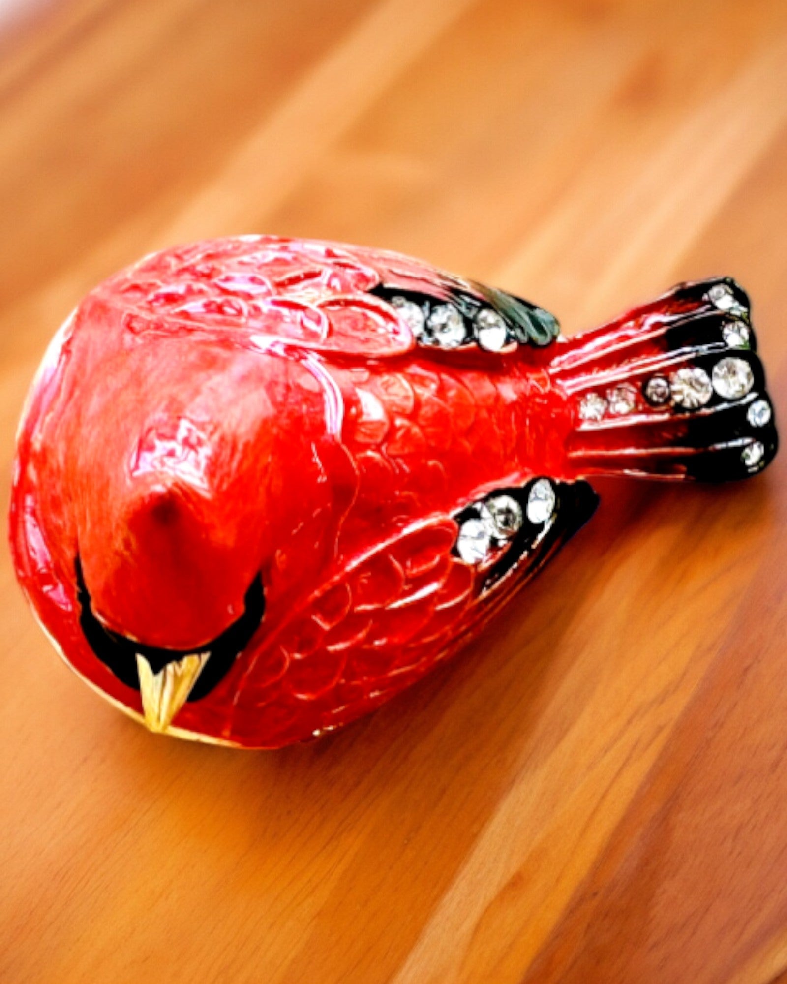 Elegante caixa em forma de cardeal com possibilidade de gravação