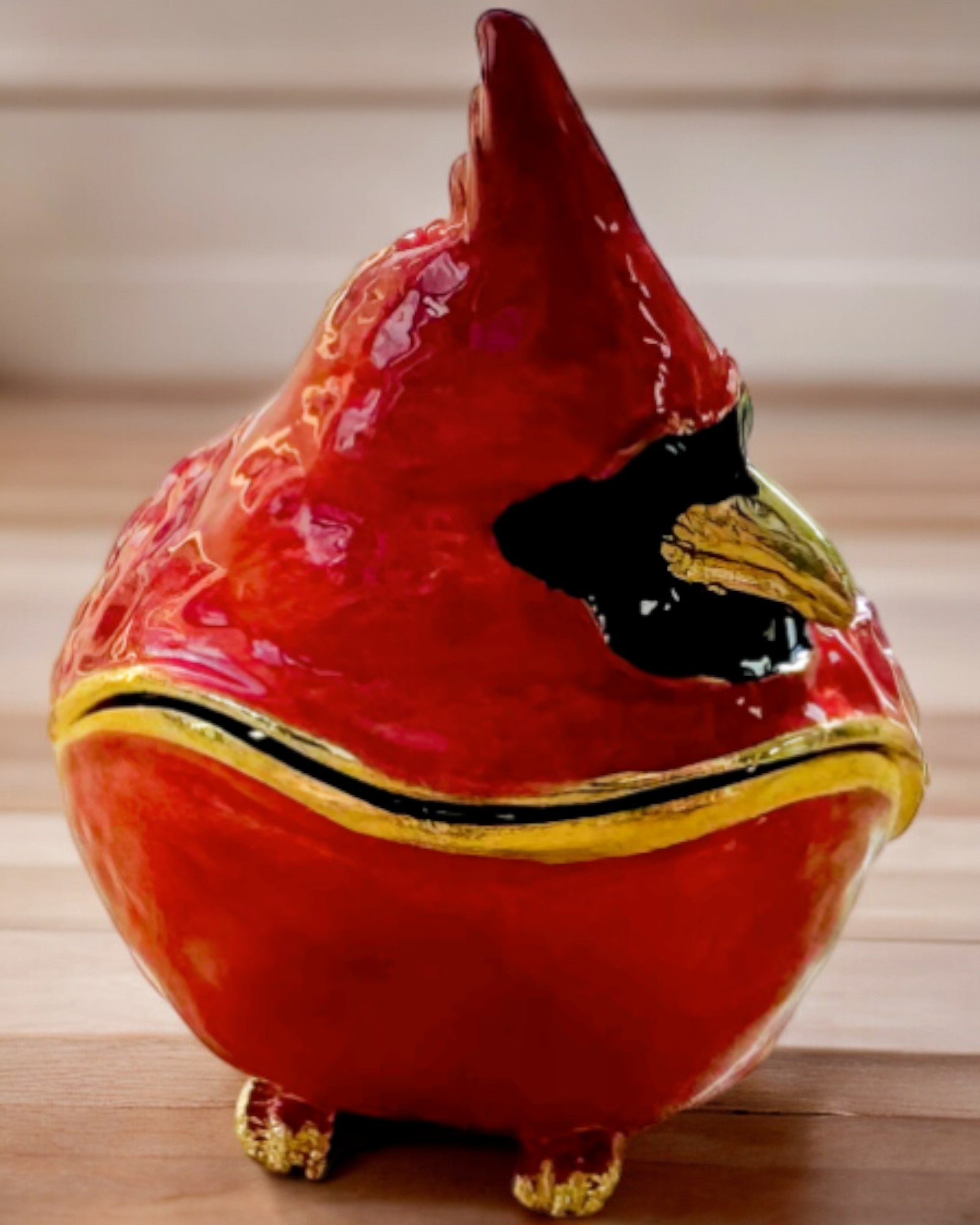 Elegante caixa em forma de cardeal com possibilidade de gravação