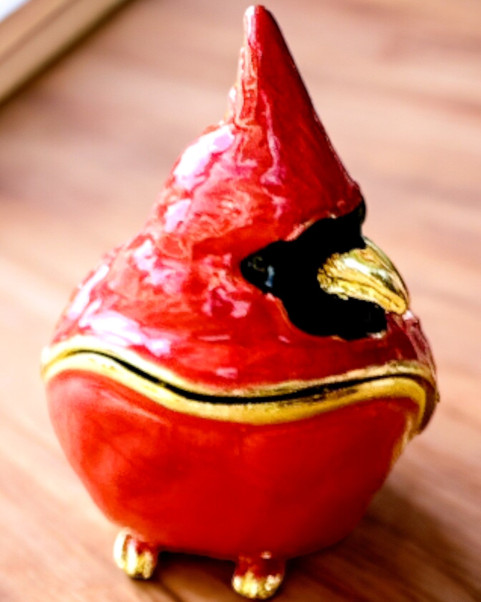 Elegante caixa em forma de cardeal com possibilidade de gravação