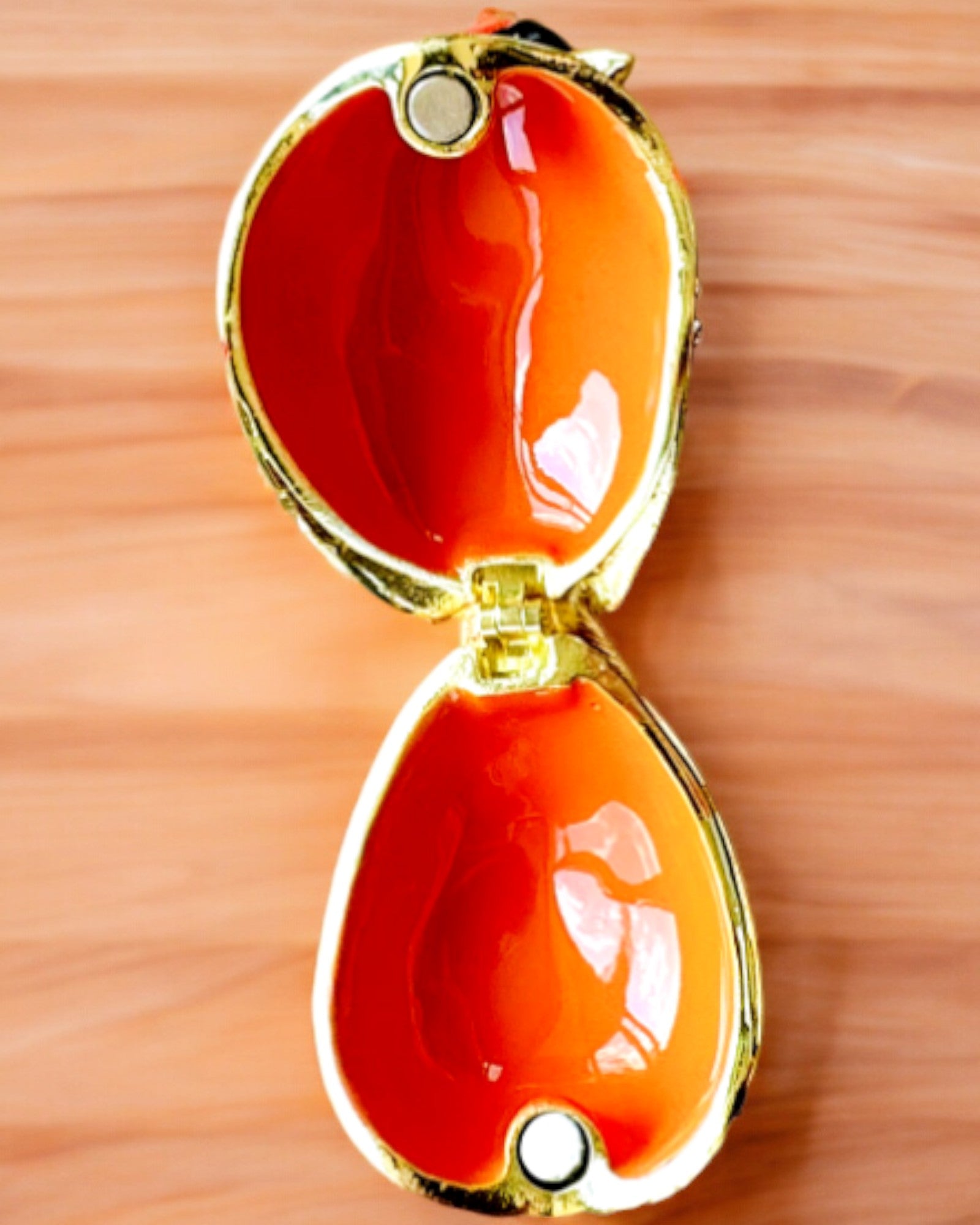 Elegante caixa em forma de cardeal com possibilidade de gravação