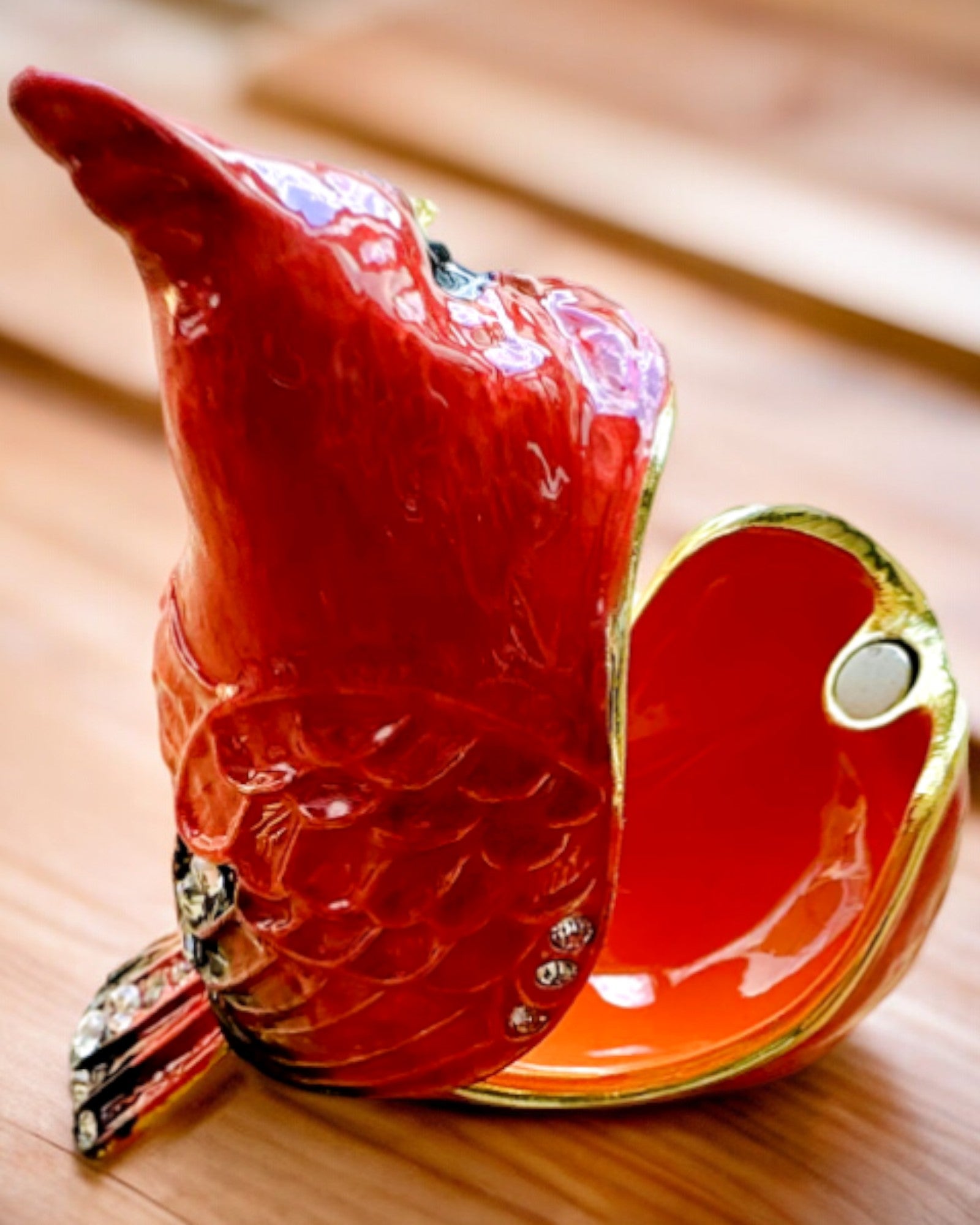 Elegante caixa em forma de cardeal com possibilidade de gravação