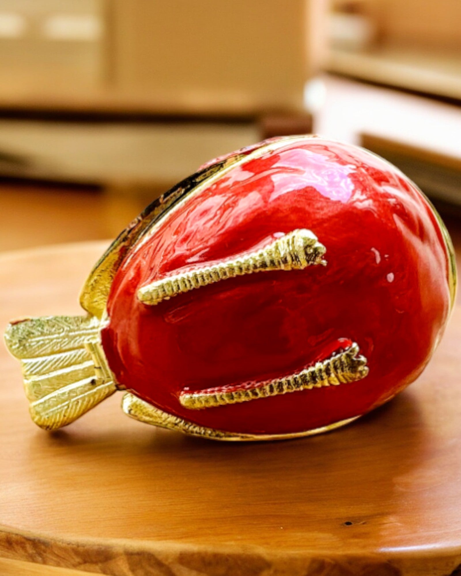 Elegante caixa em forma de cardeal com possibilidade de gravação