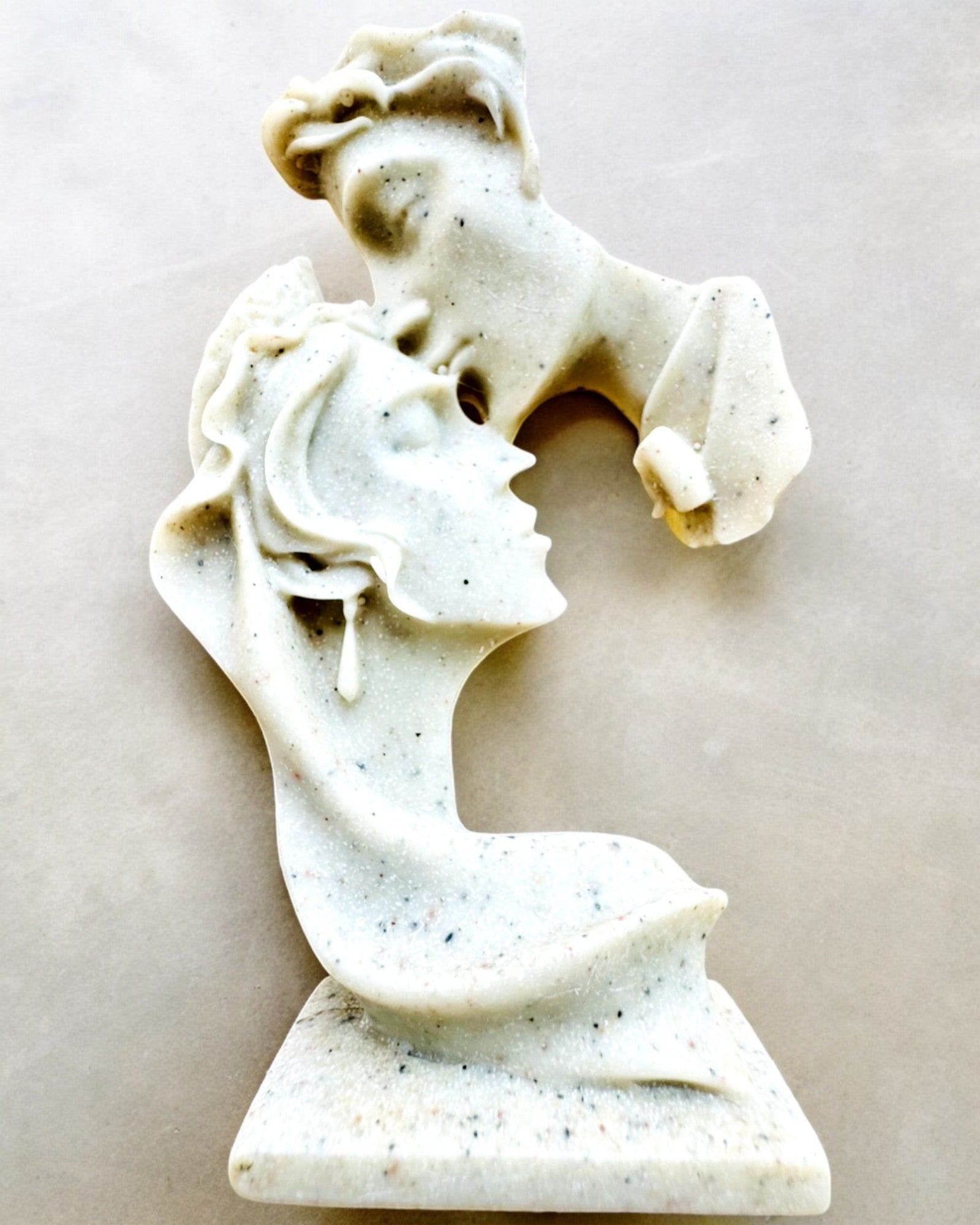 Figura "Elegância em Pedra" cor branca - 13,5 cm de altura, Decorativa com Opção de Gravação