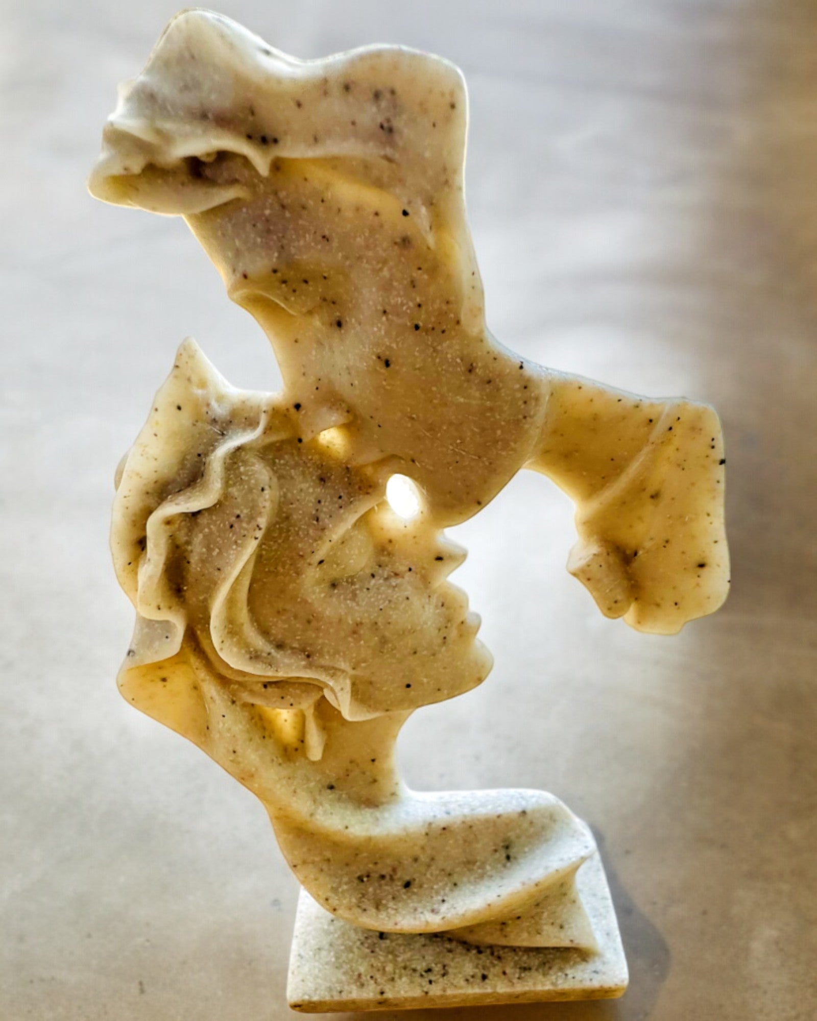 Figura "Elegância em Pedra" cor branca - 13,5 cm de altura, Decorativa com Opção de Gravação