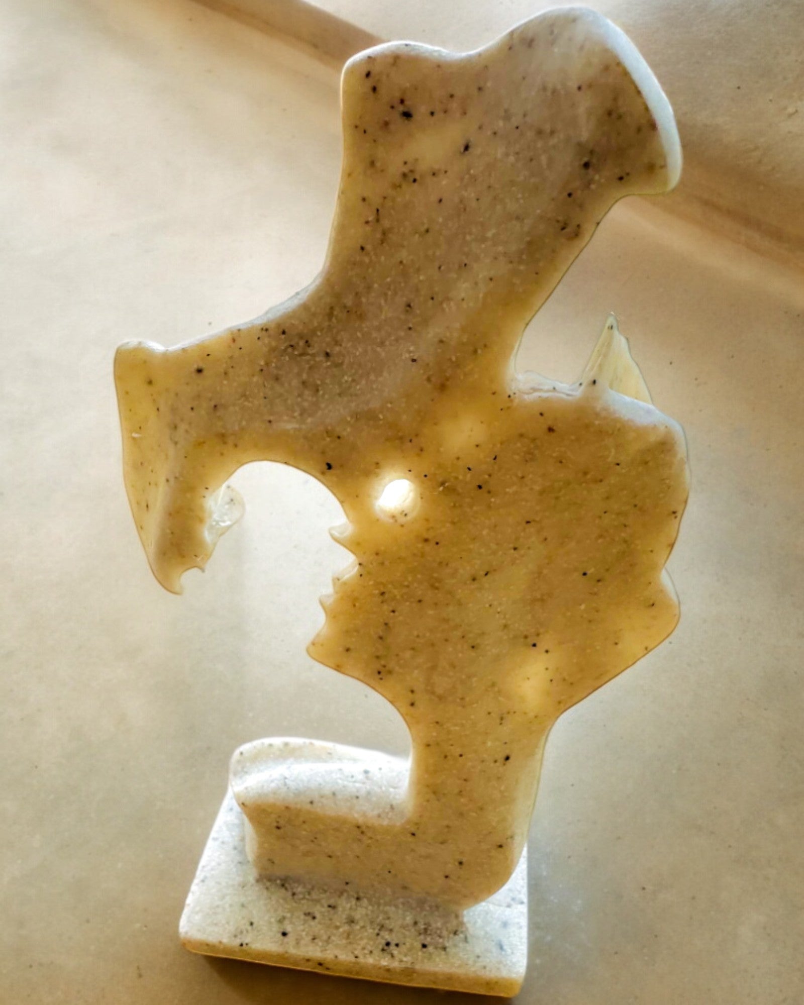 Figura "Elegância em Pedra" cor branca - 13,5 cm de altura, Decorativa com Opção de Gravação