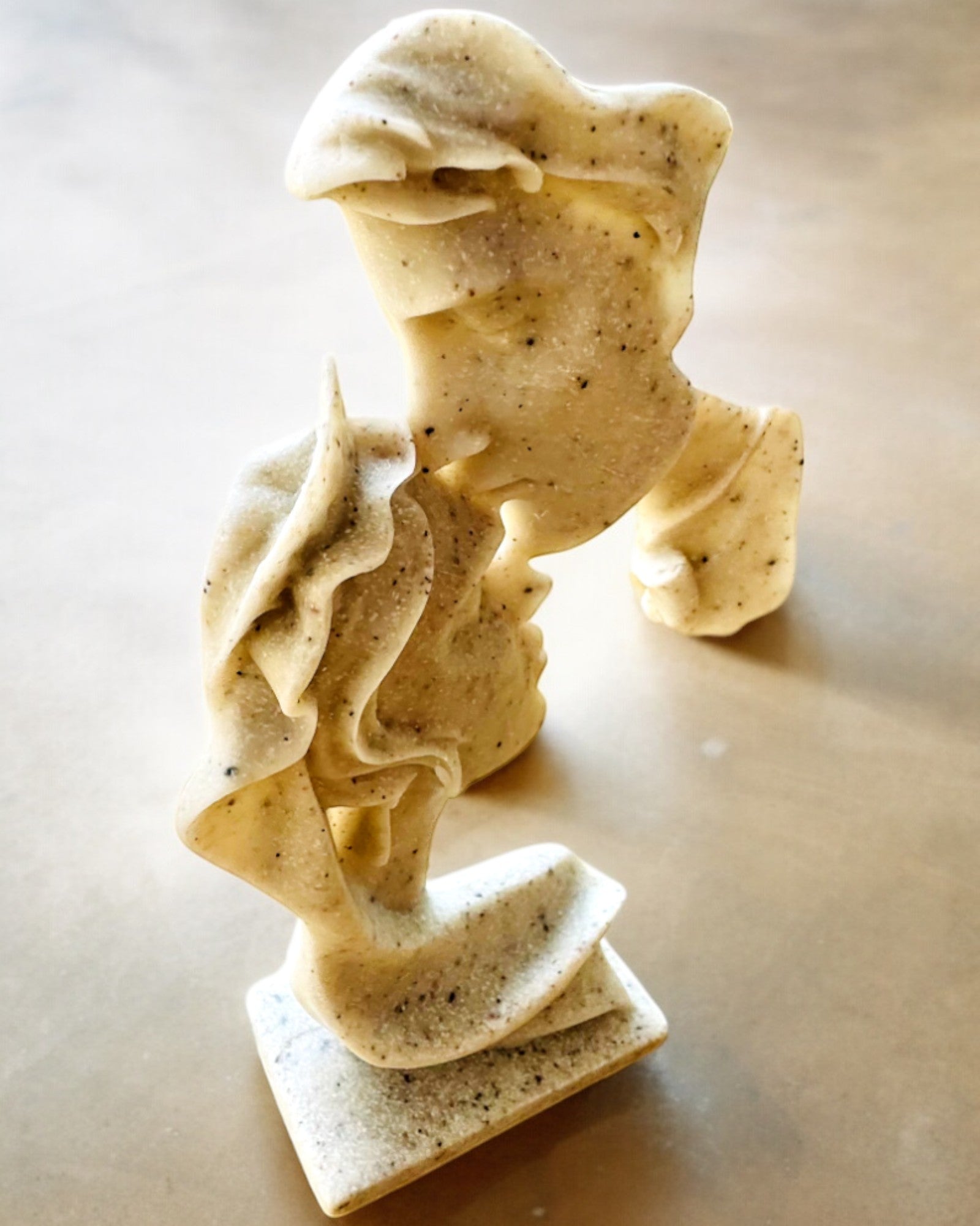 Figura "Elegância em Pedra" cor branca - 13,5 cm de altura, Decorativa com Opção de Gravação